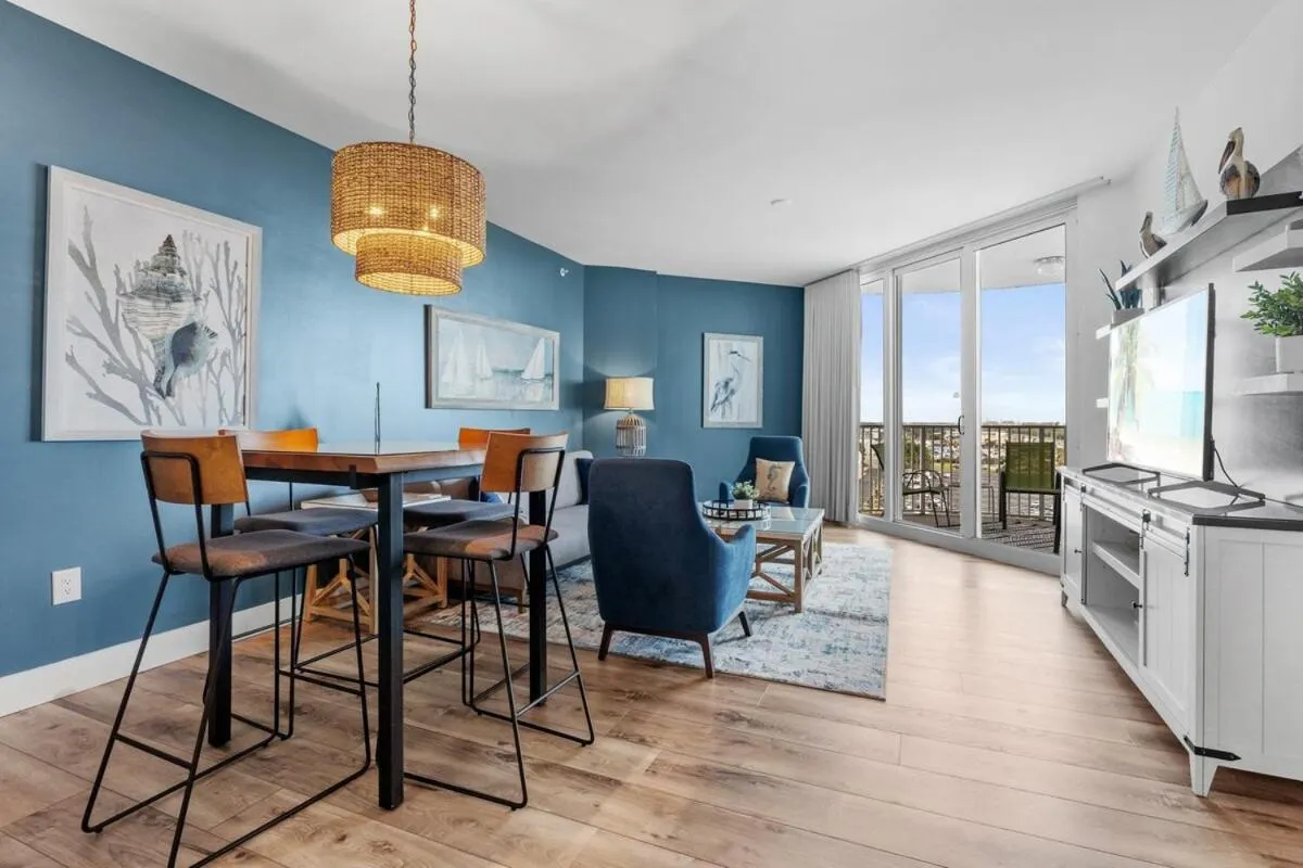 Dining area in Sunrise Surprise 9th floor 2BR 2 BA King Suite Beach shuttle, heated pool!