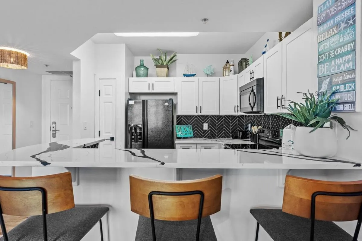 Kitchen or kitchenette in Sunrise Surprise 9th floor 2BR 2 BA King Suite Beach shuttle, heated pool!