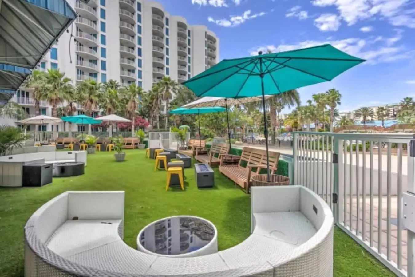 Sunrise Surprise 9th floor 2BR 2 BA King Suite Beach shuttle, heated pool!