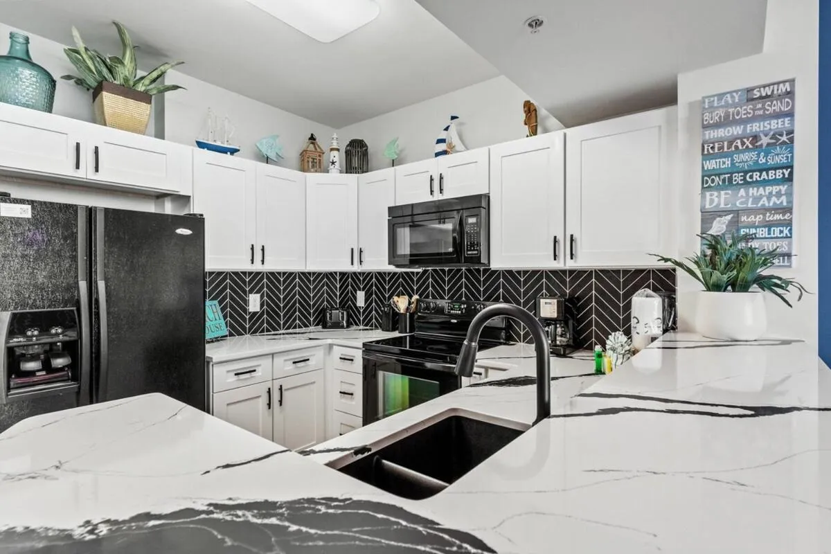 Kitchen or kitchenette in Sunrise Surprise 9th floor 2BR 2 BA King Suite Beach shuttle, heated pool!