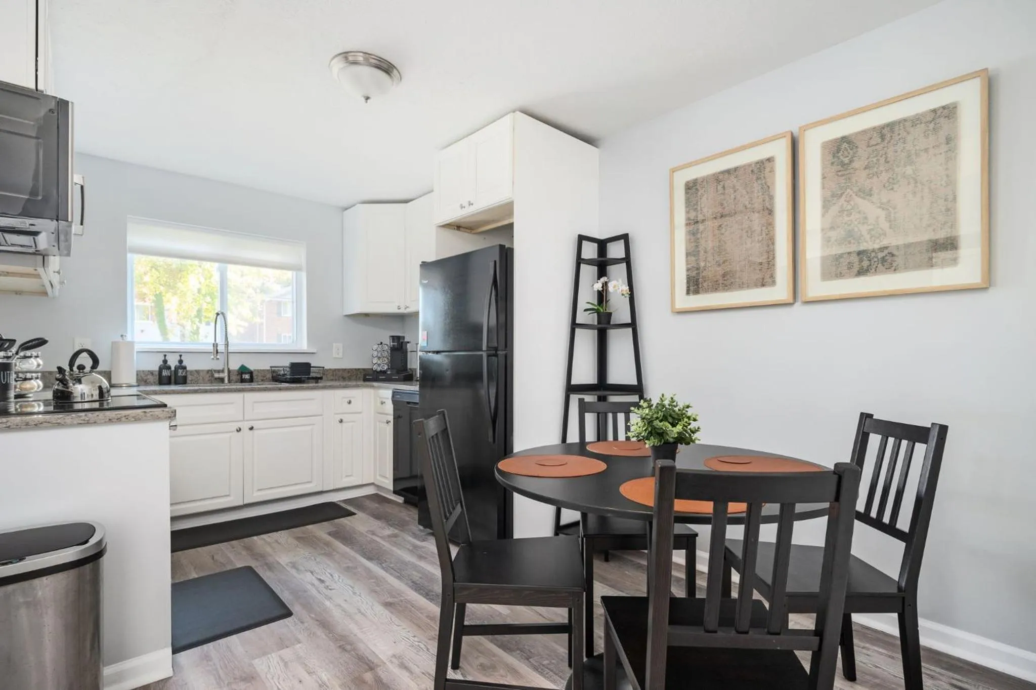 Kitchen or kitchenette in Quiet & Quaint apartment, 5 mins to airport and 15 mins to downtown