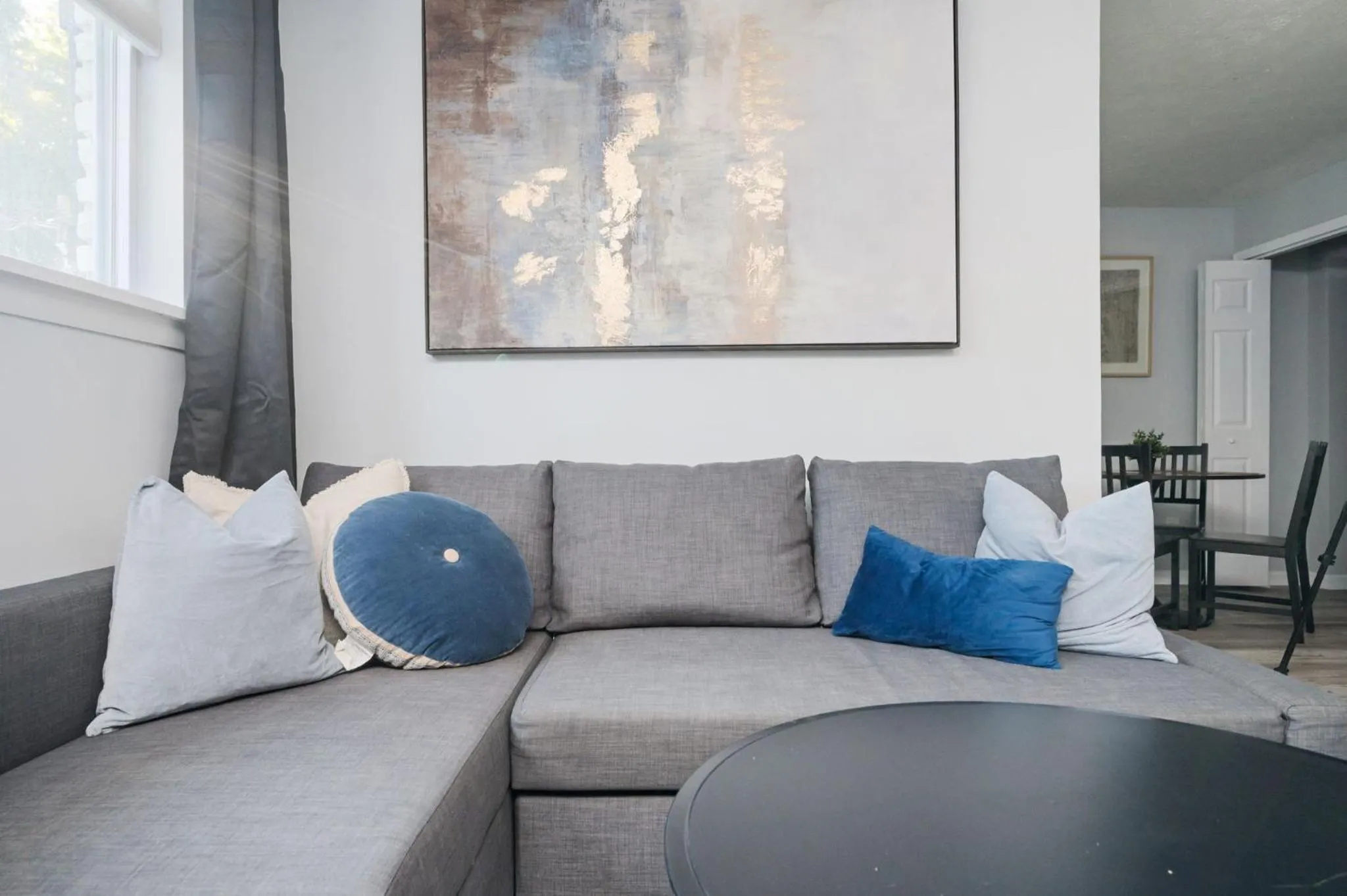 Living room in Quiet & Quaint apartment, 5 mins to airport and 15 mins to downtown