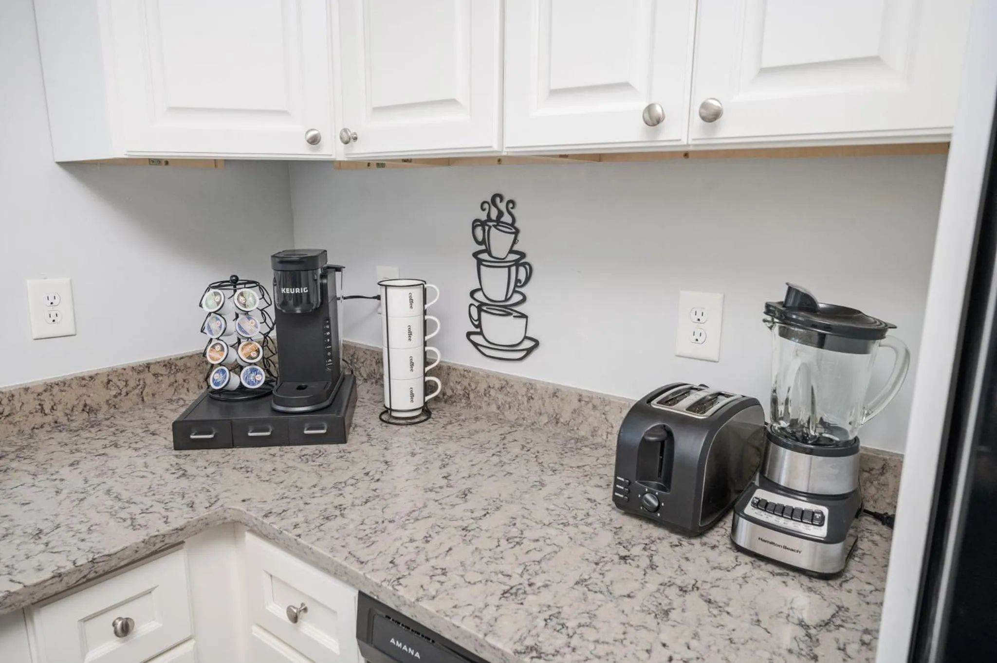 Coffee/tea facilities in Quiet & Quaint apartment, 5 mins to airport and 15 mins to downtown