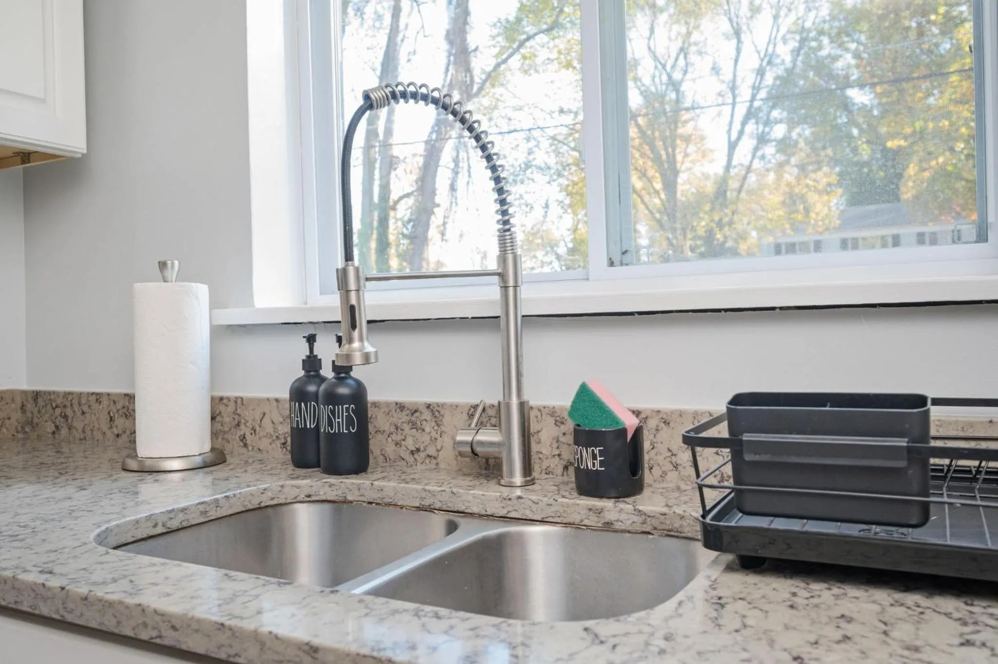 Kitchen or kitchenette in Quiet & Quaint apartment, 5 mins to airport and 15 mins to downtown