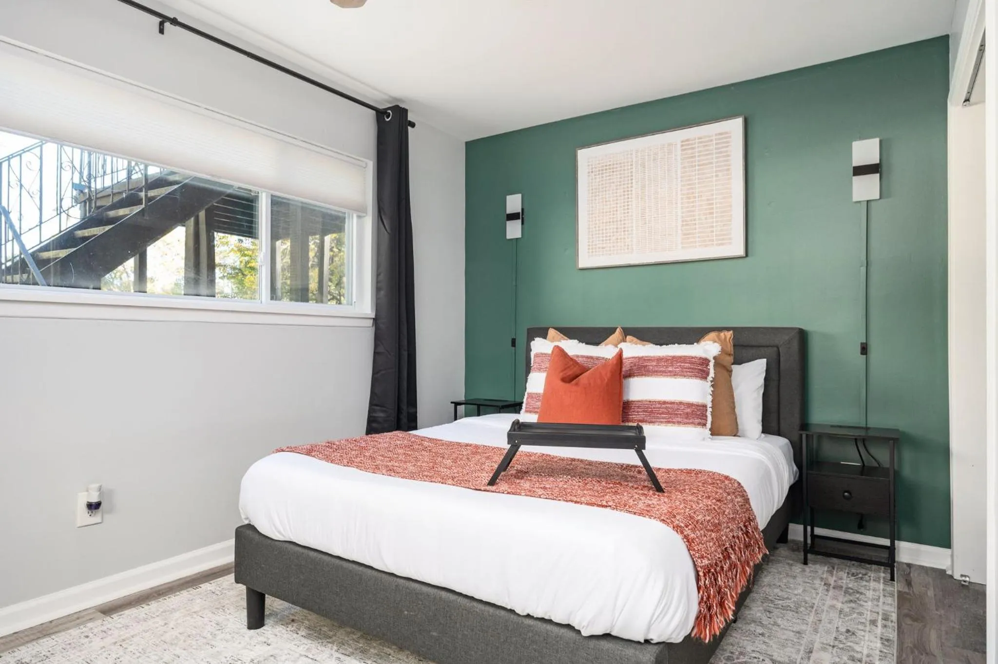 Bed in Quiet & Quaint apartment, 5 mins to airport and 15 mins to downtown