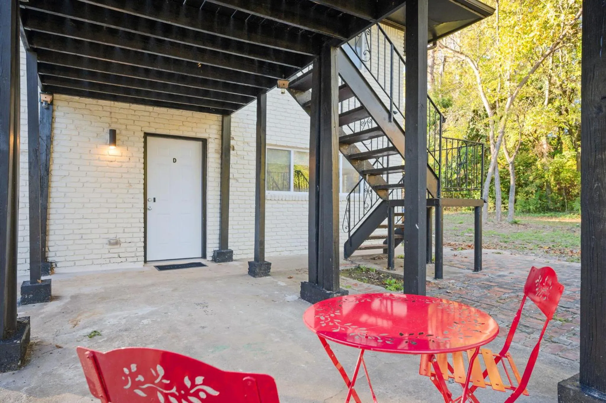 Property building in Quiet & Quaint apartment, 5 mins to airport and 15 mins to downtown