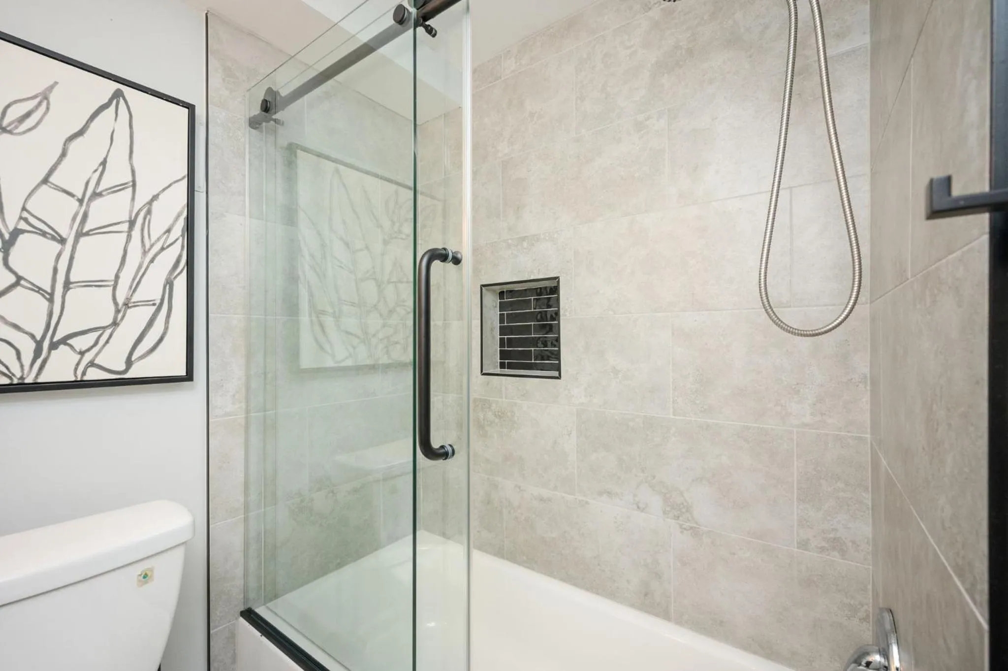Shower in Quiet & Quaint apartment, 5 mins to airport and 15 mins to downtown