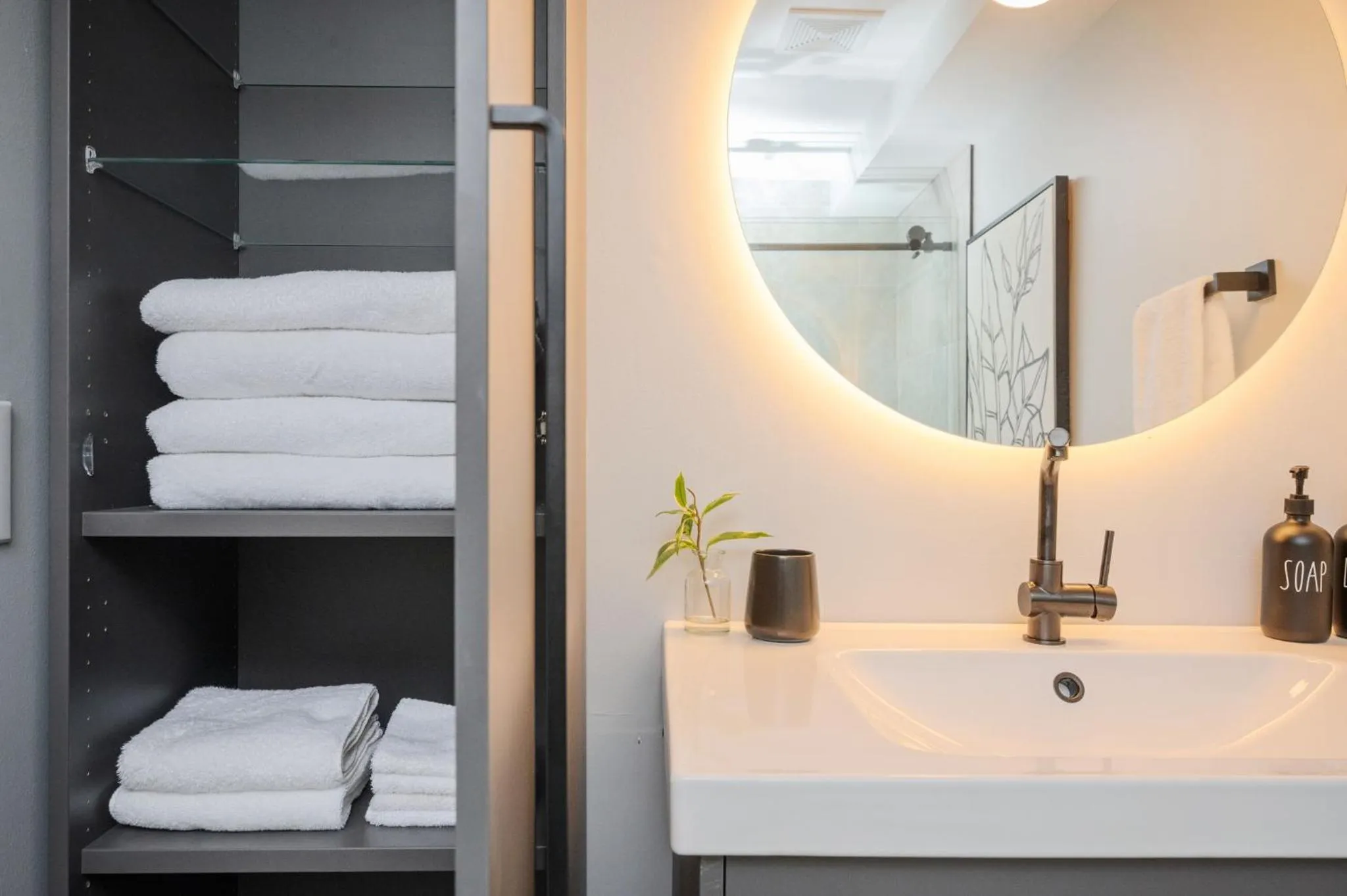 Bathroom in Quiet & Quaint apartment, 5 mins to airport and 15 mins to downtown