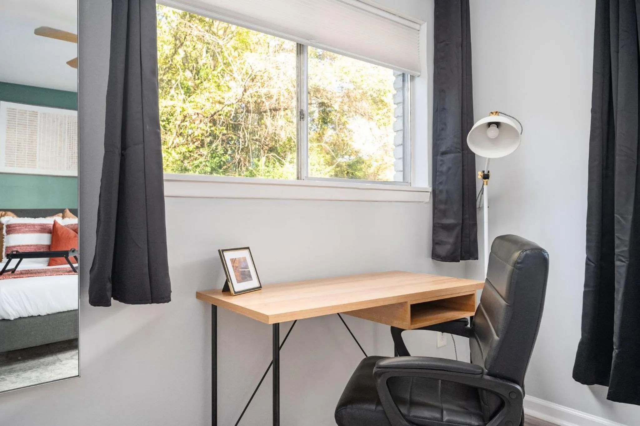 Bedroom in Quiet & Quaint apartment, 5 mins to airport and 15 mins to downtown