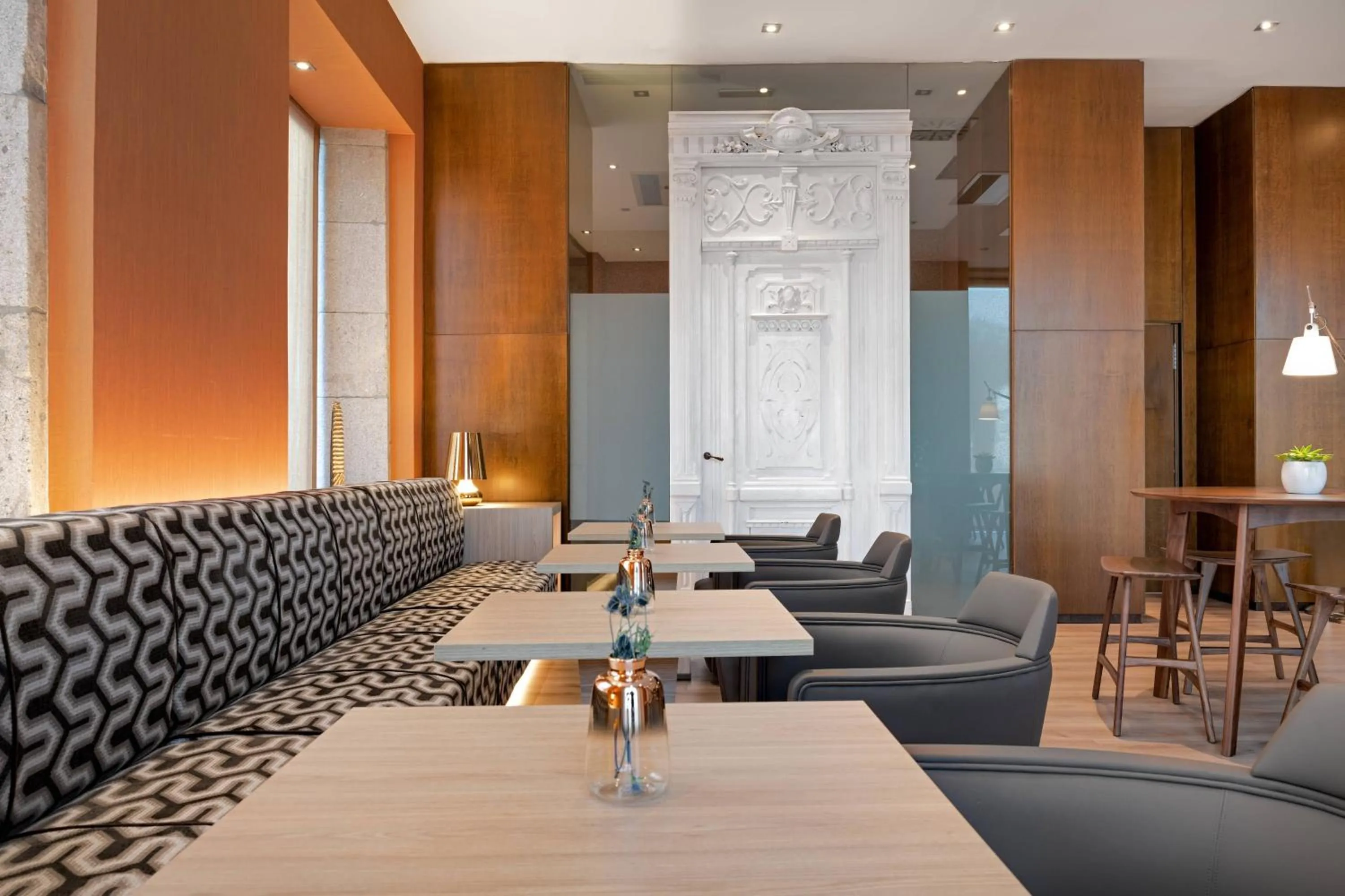 Lounge or bar in AC Hotel Palacio Universal by Marriott