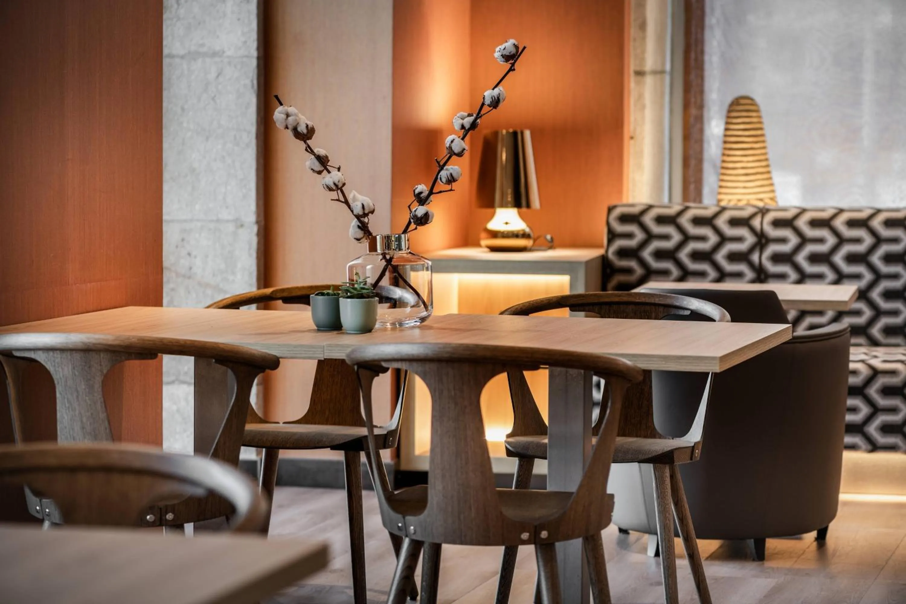 Lounge or bar in AC Hotel Palacio Universal by Marriott