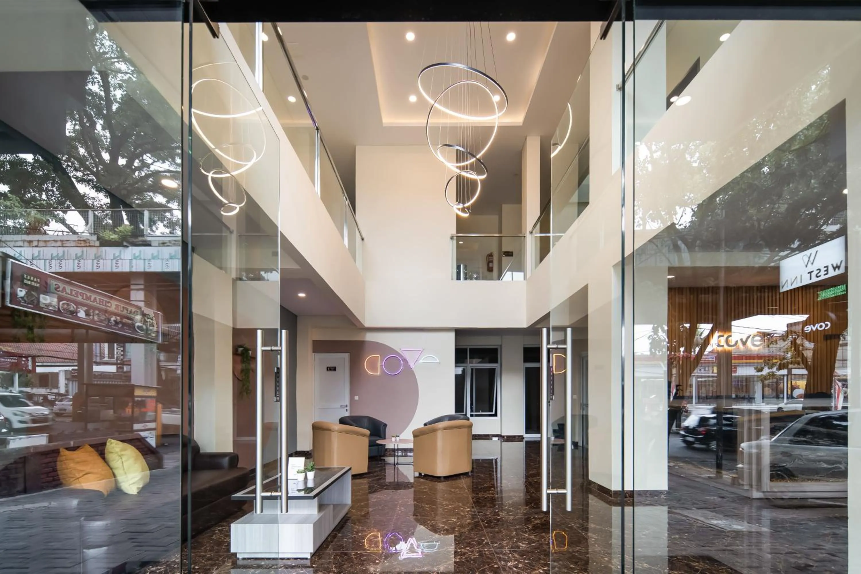 Lobby or reception in Cove West Inn Cihampelas