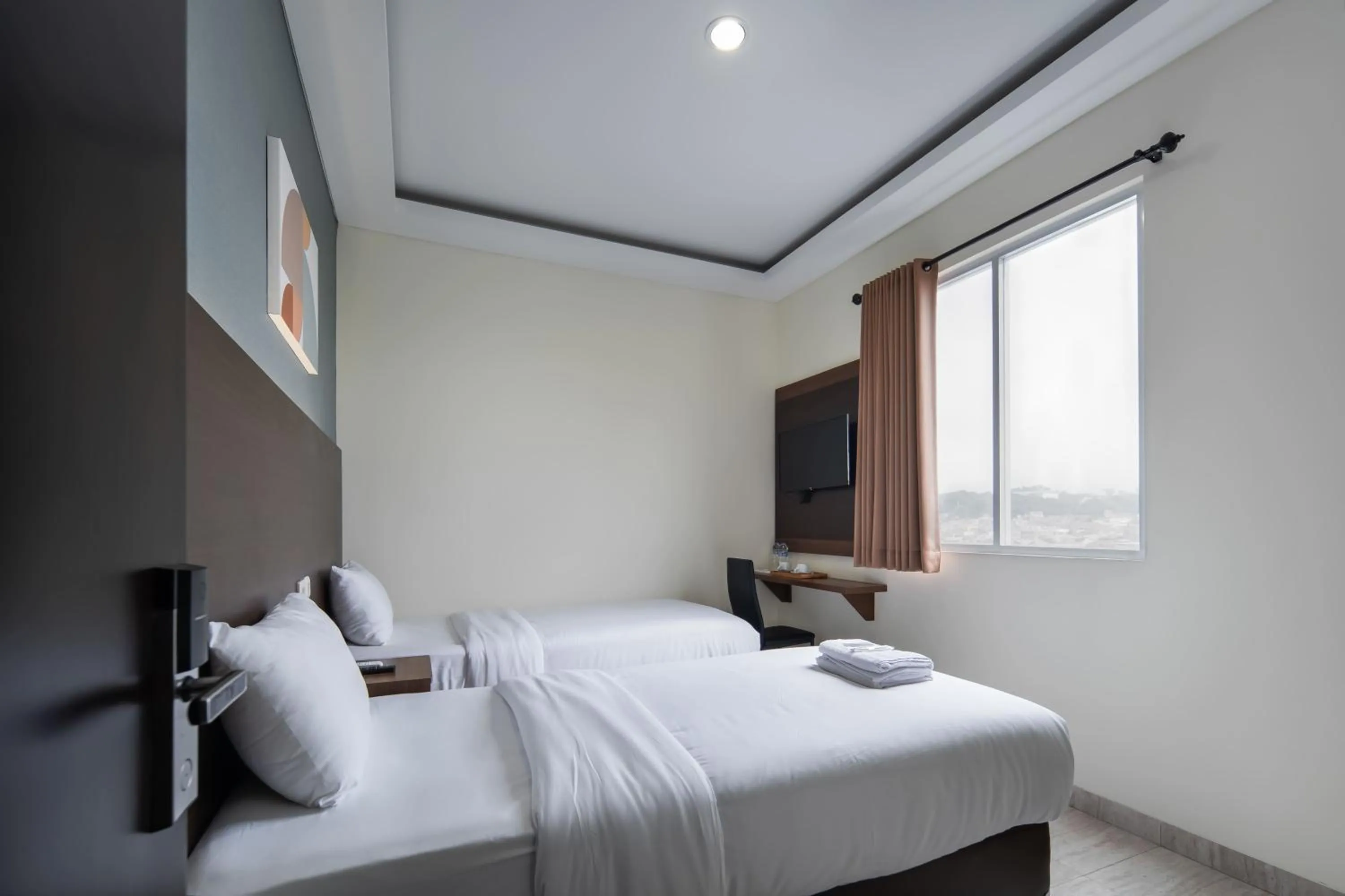 Bed in Cove West Inn Cihampelas