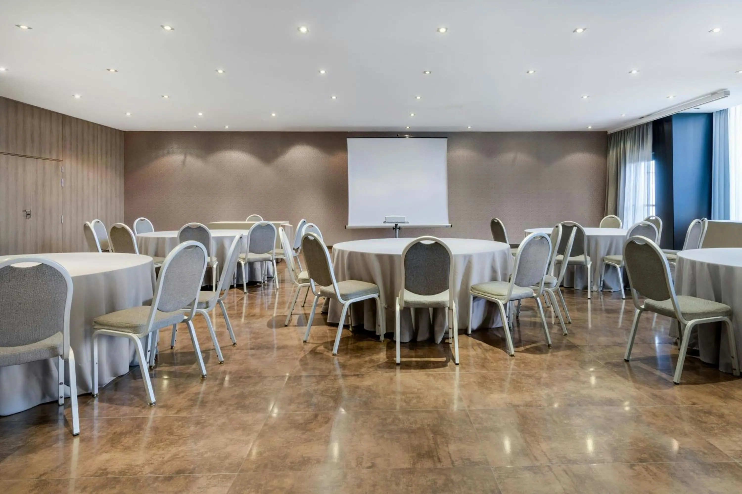 Meeting/conference room in AC Hotel Madrid Feria by Marriott