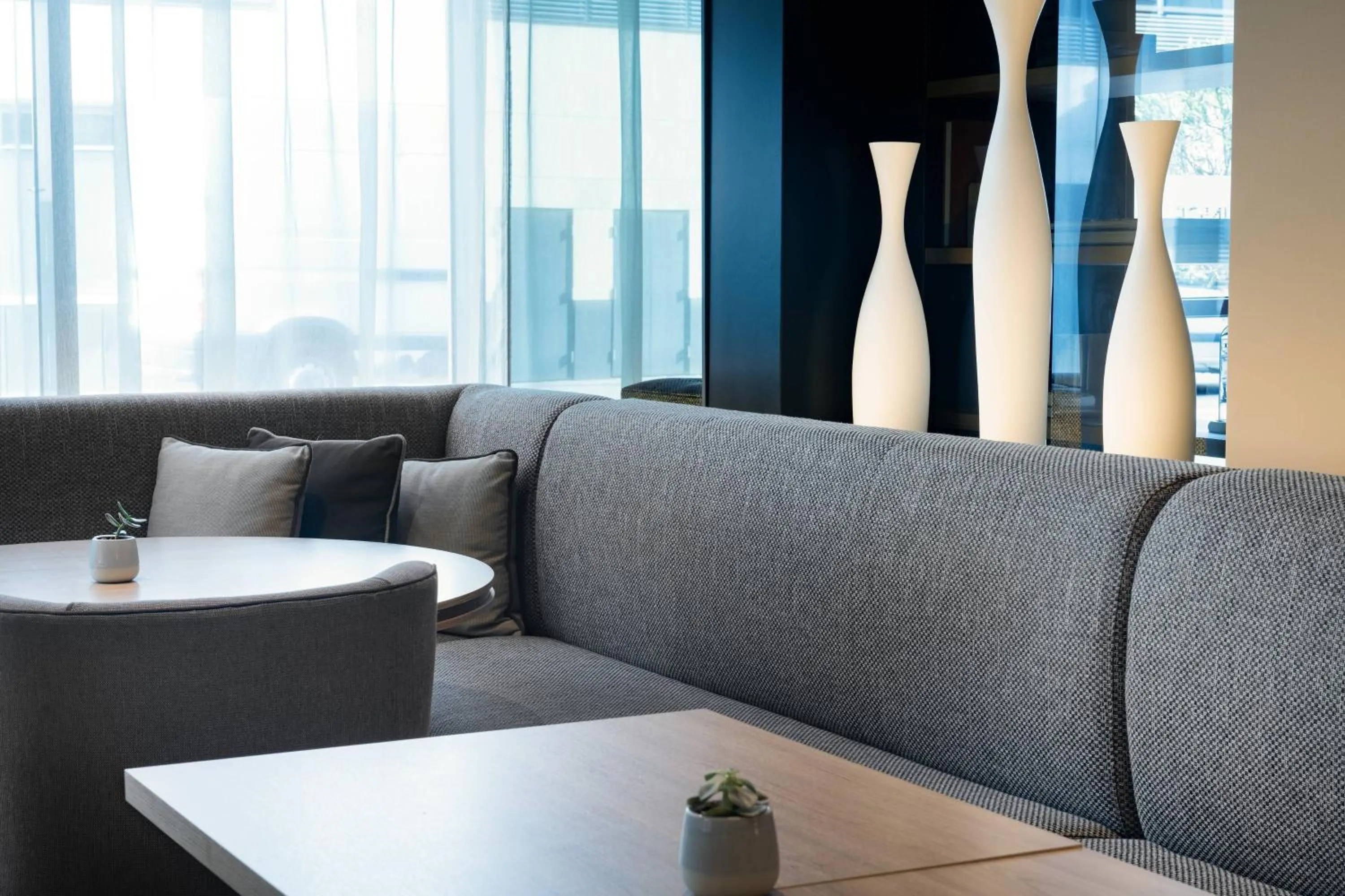 Lounge or bar in AC Hotel Madrid Feria by Marriott