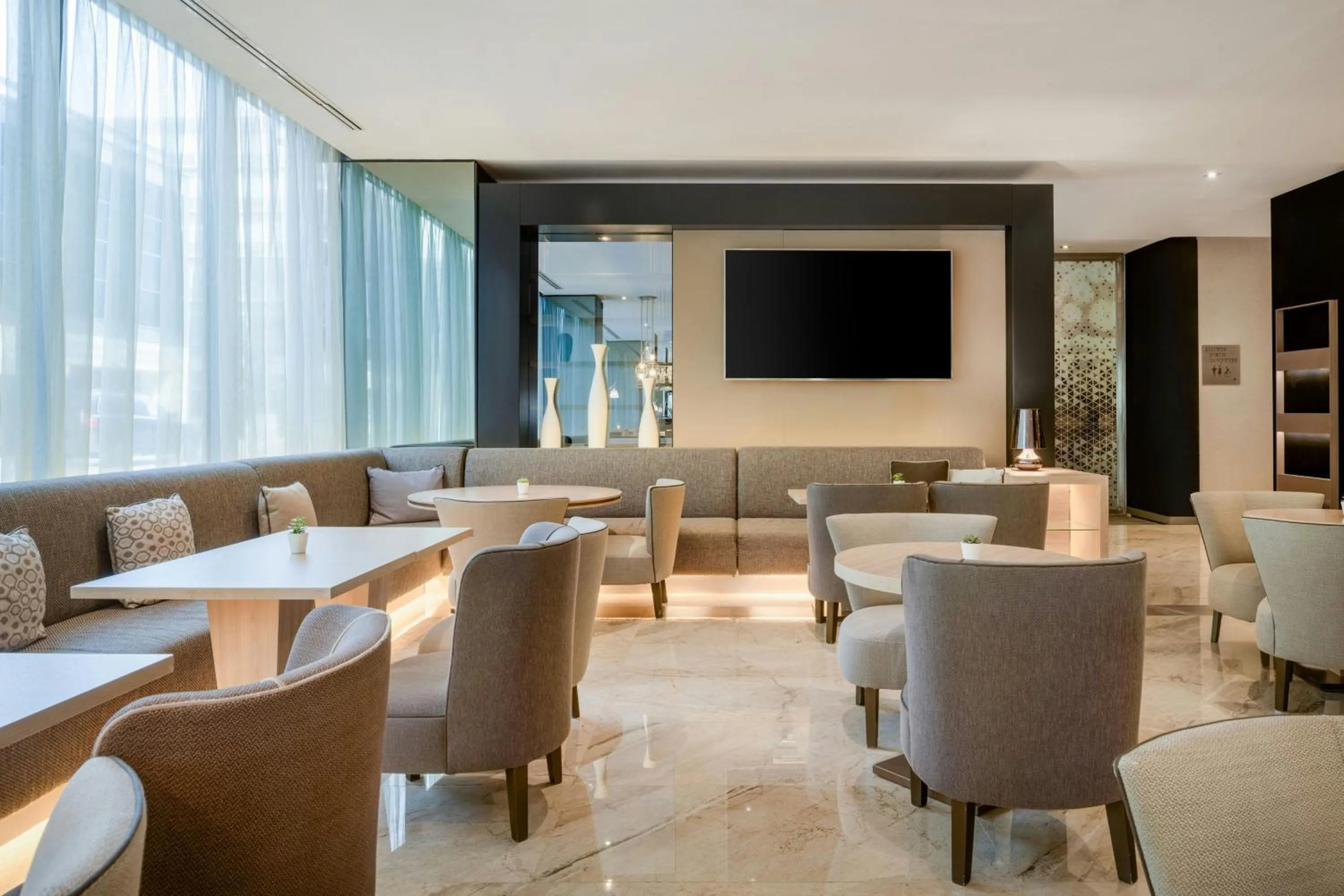 Lounge or bar in AC Hotel Madrid Feria by Marriott