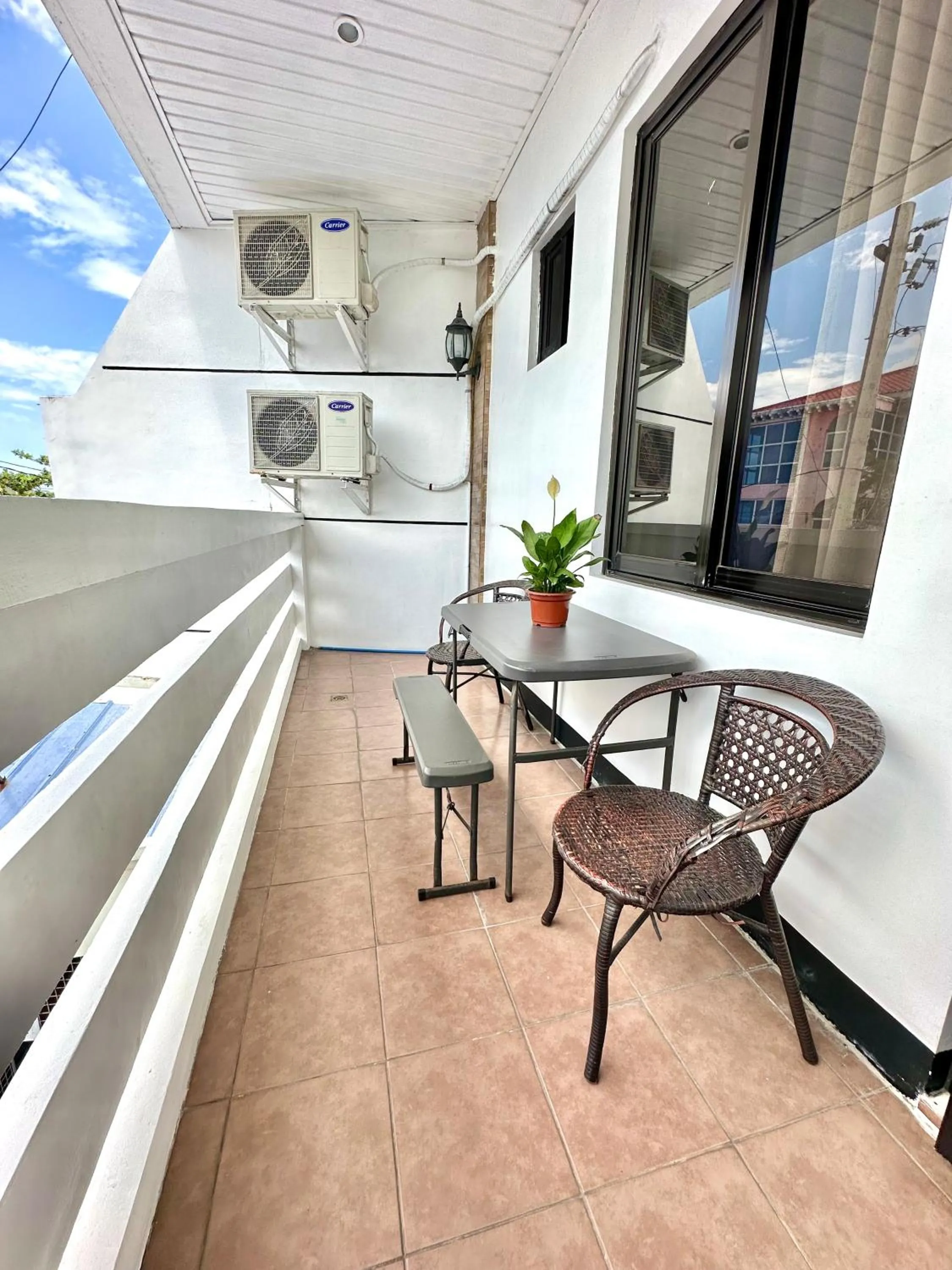 Endless Summer Hotel Baler