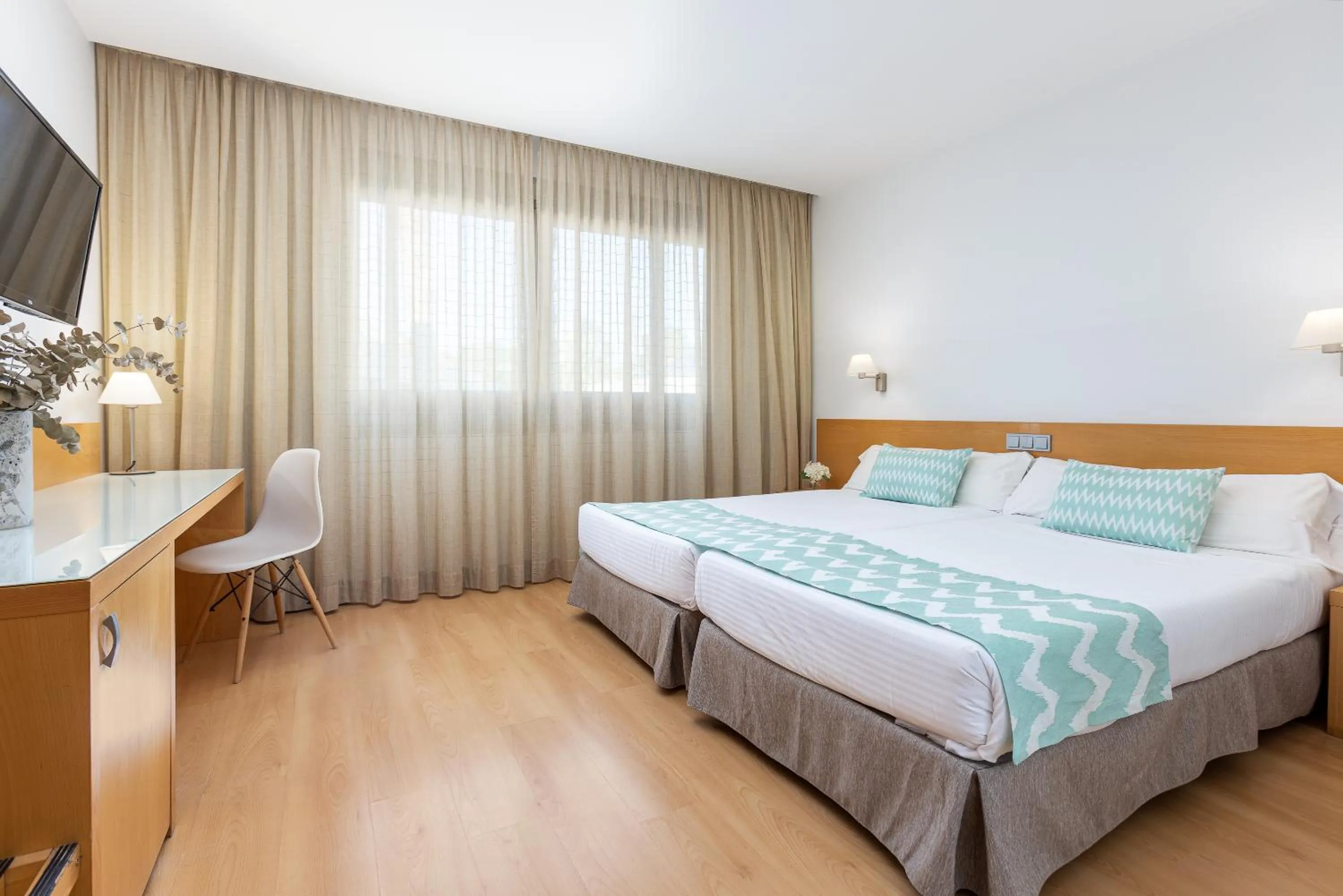 Photo of the whole room, Bed in Daniya Alicante
