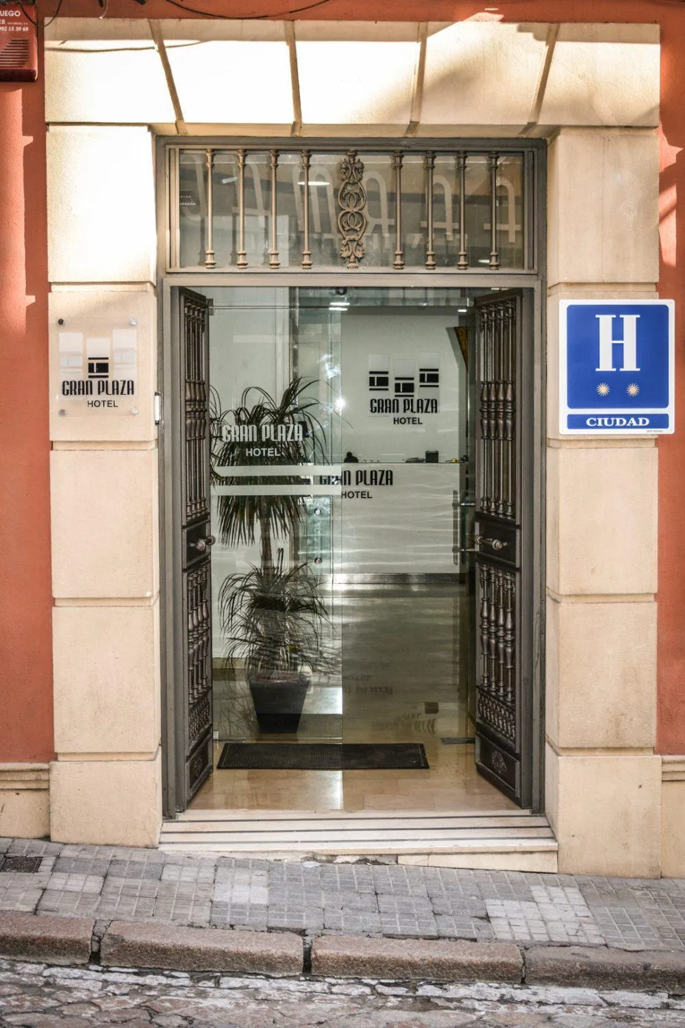 Facade/entrance in Hotel Gran Plaza
