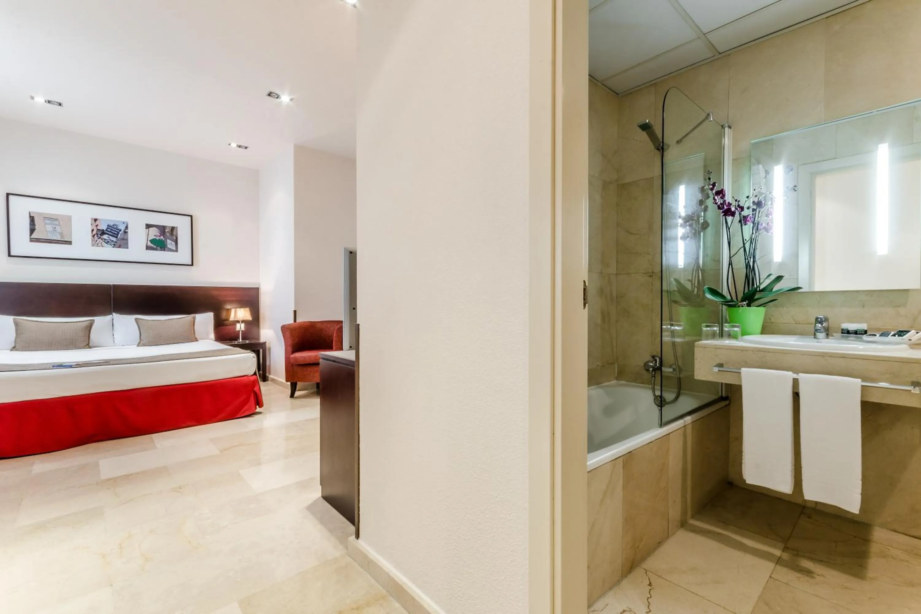 Shower, Bed in Exe Suites 33