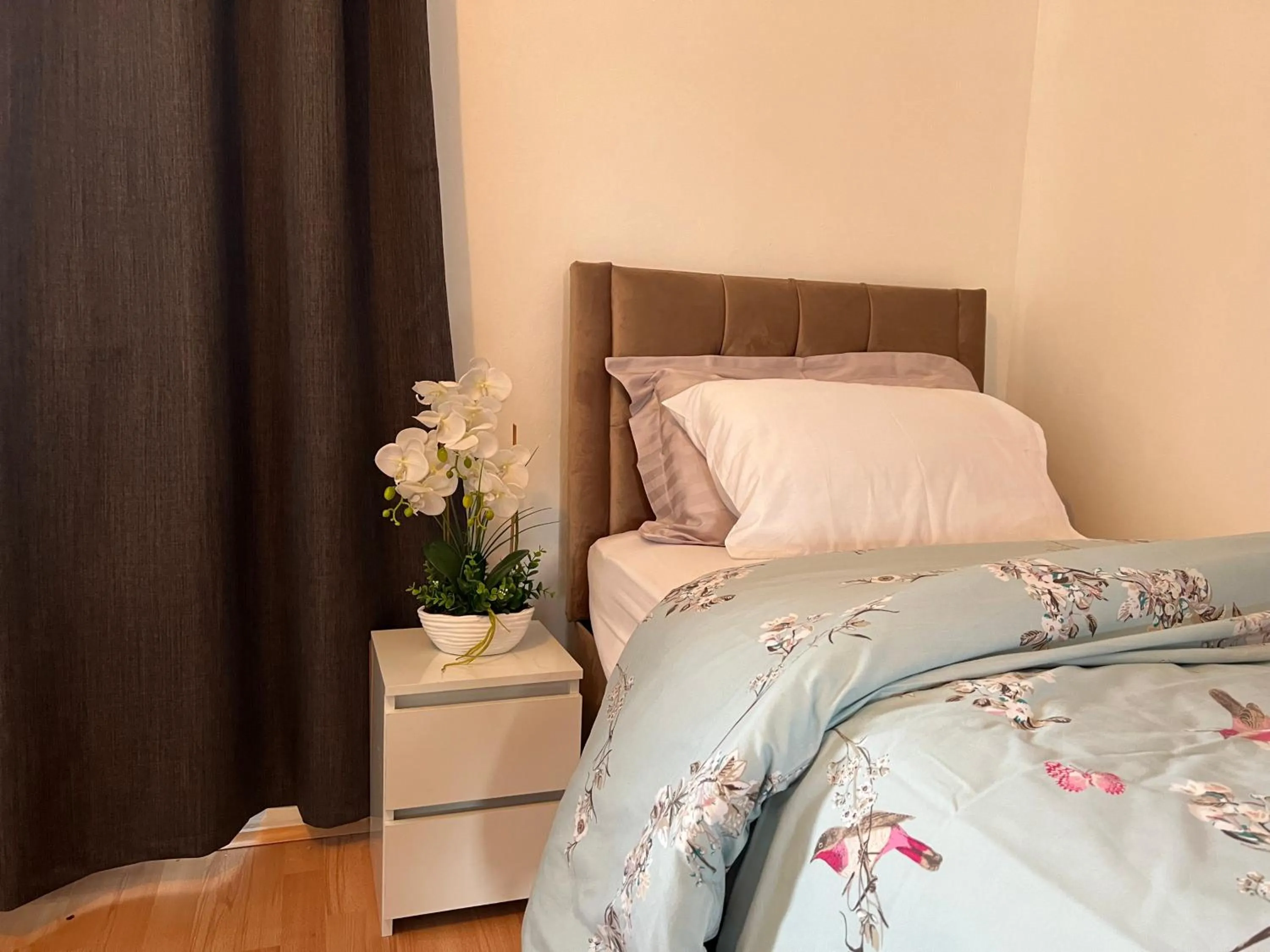 Bed in Park View Serviced Apartment - Next to Northolt Tube Station - Near Central London & Wembley