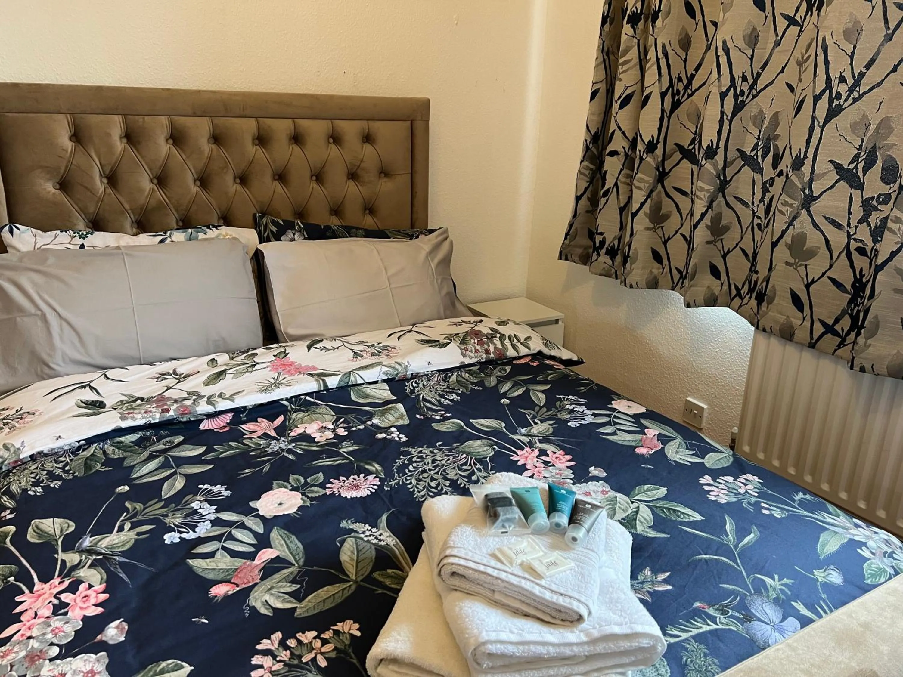 Bed in Park View Serviced Apartment - Next to Northolt Tube Station - Near Central London & Wembley