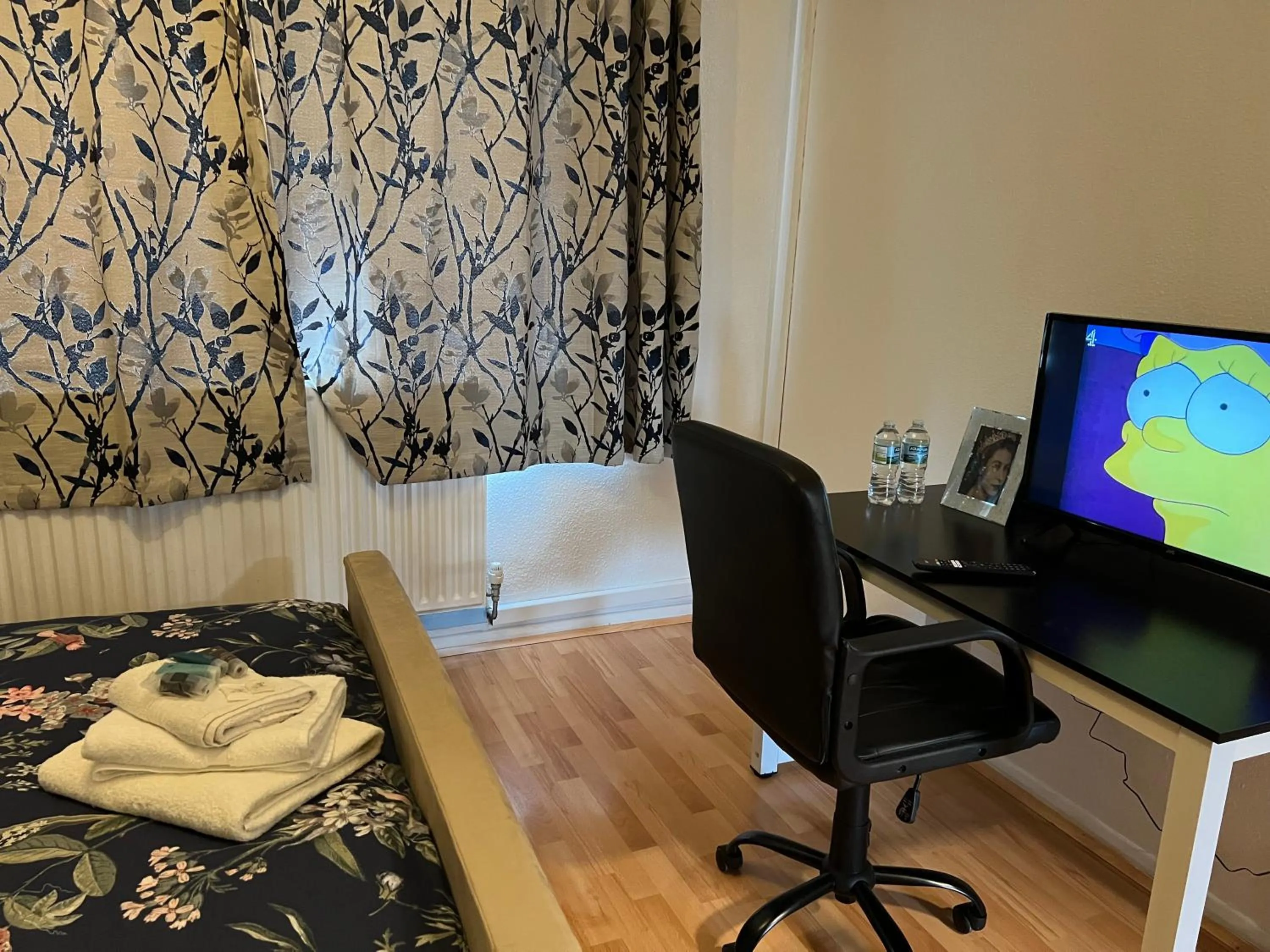 Bed in Park View Serviced Apartment - Next to Northolt Tube Station - Near Central London & Wembley