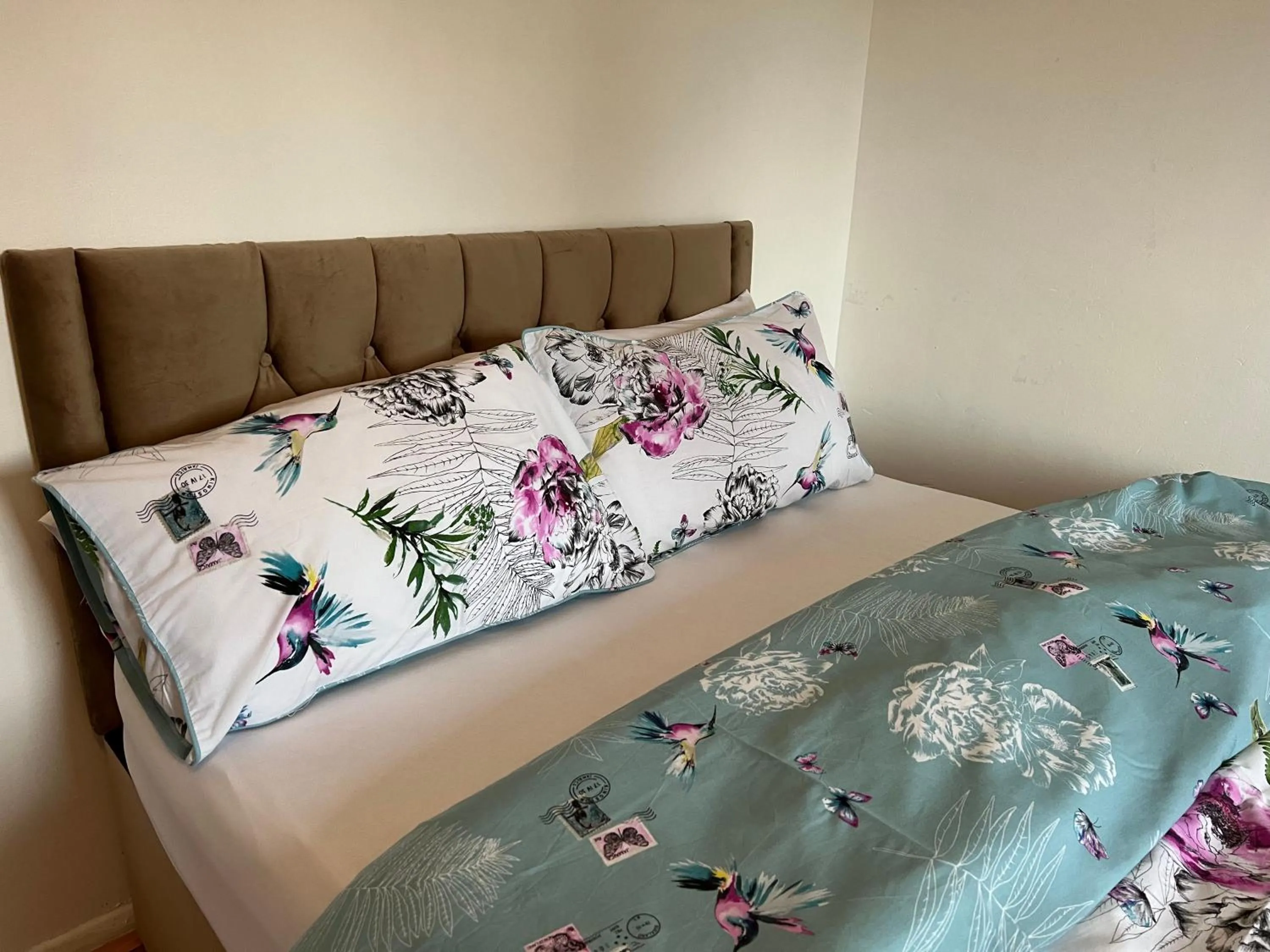 Bed in Park View Serviced Apartment - Next to Northolt Tube Station - Near Central London & Wembley