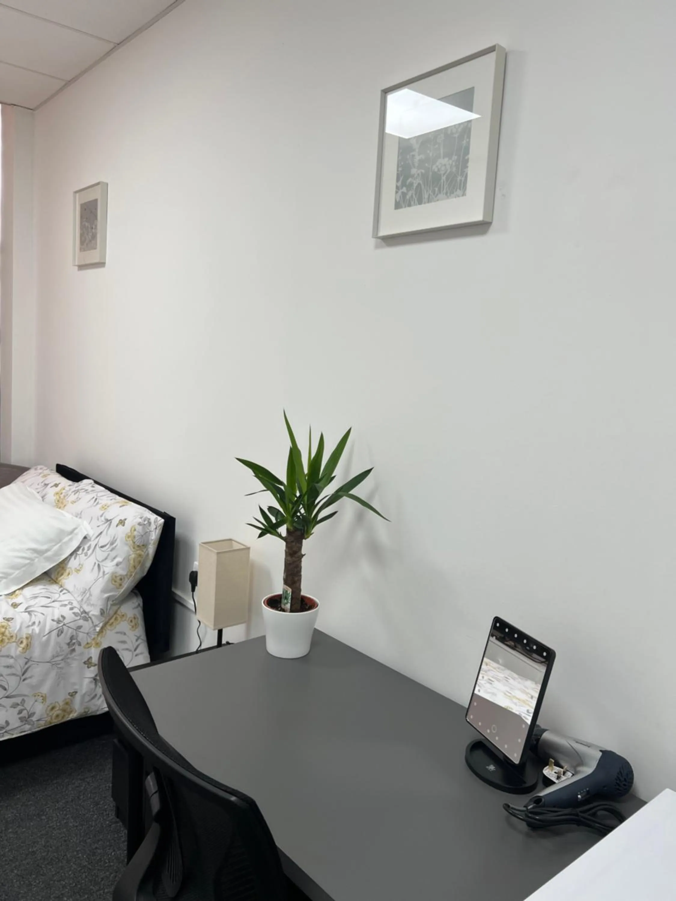 hair dresser, Bed in Park View Serviced Apartment - Next to Northolt Tube Station - Near Central London & Wembley