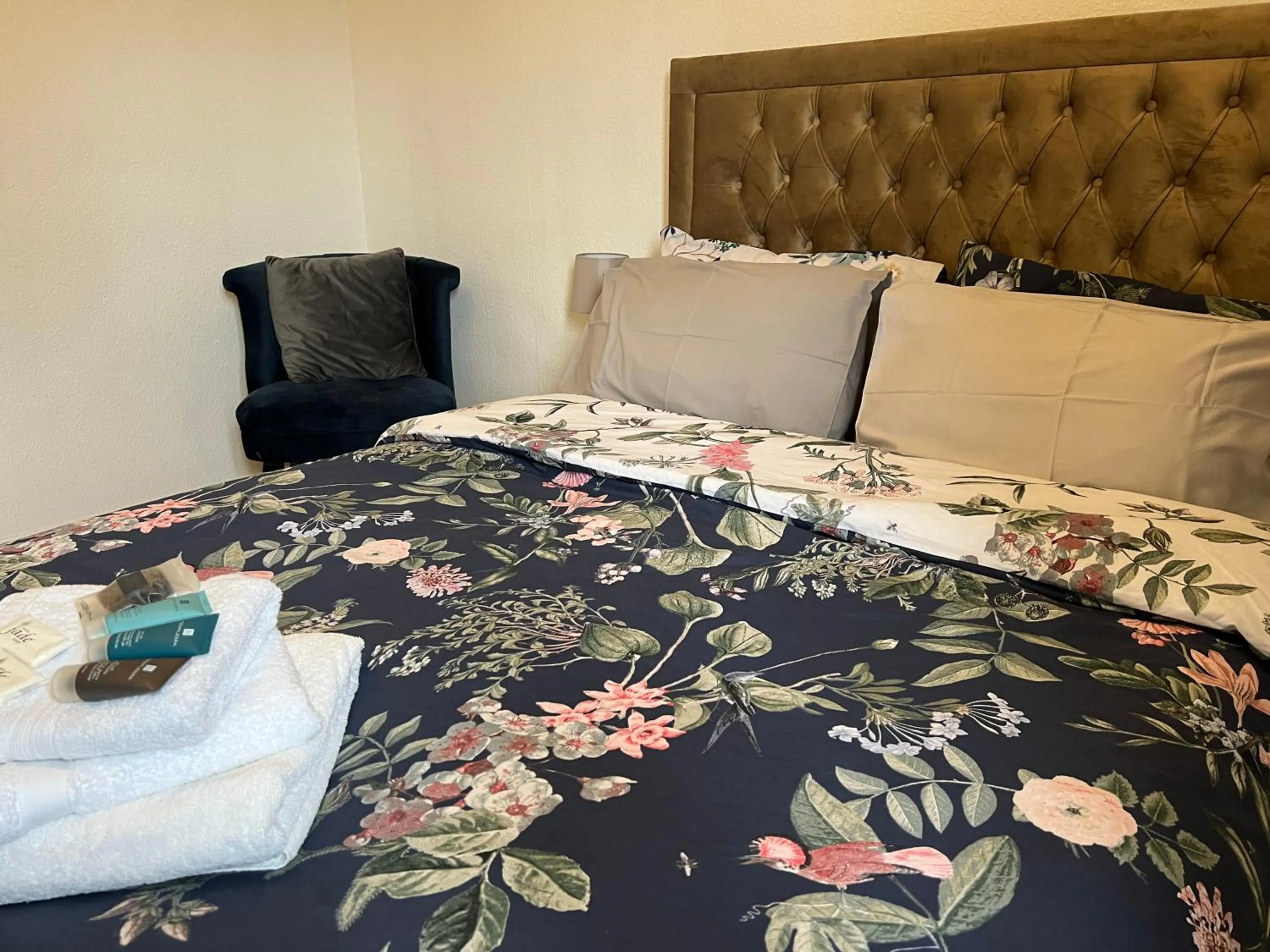 Bed in Park View Serviced Apartment - Next to Northolt Tube Station - Near Central London & Wembley