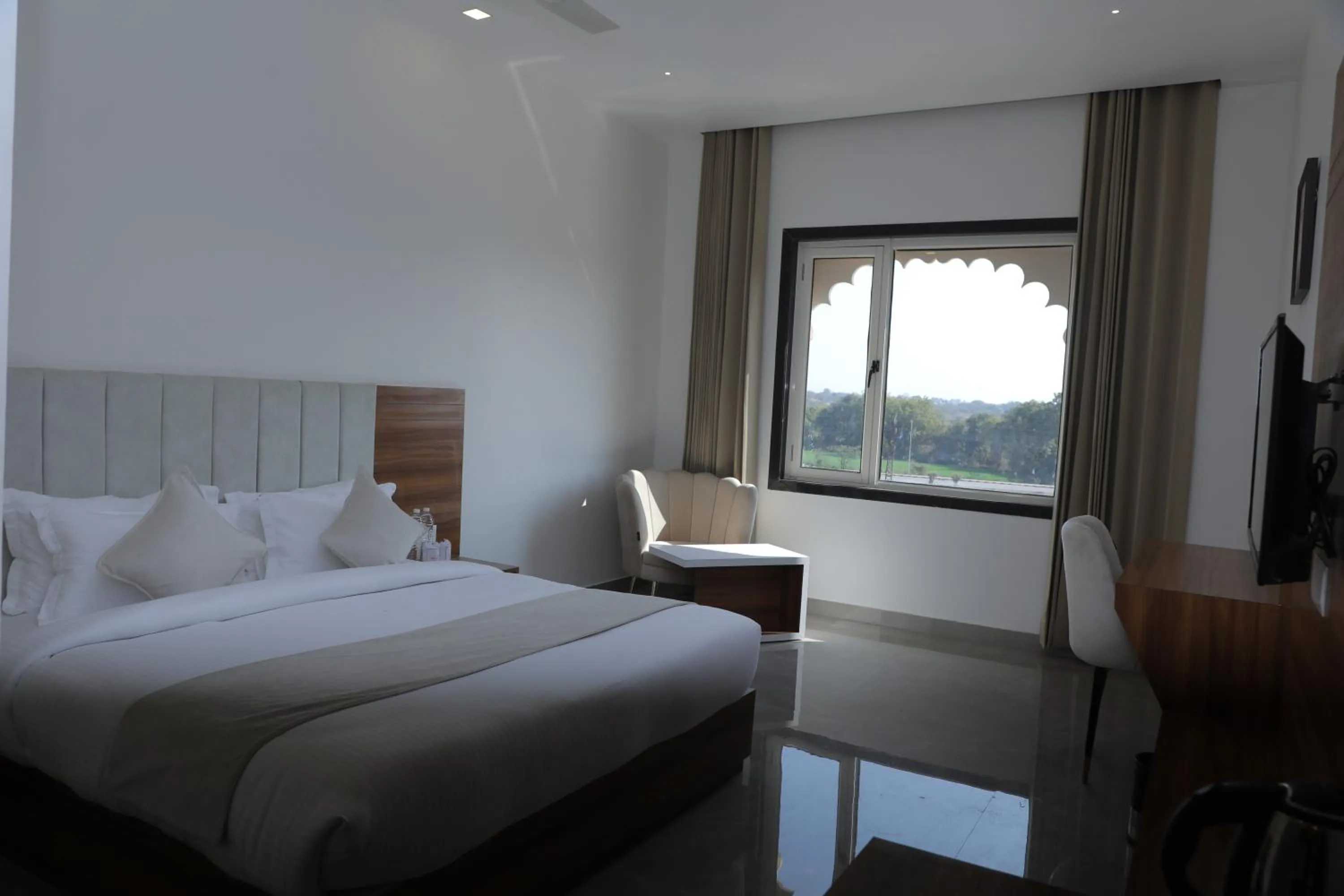 Communal lounge/ TV room, Bed in IMAGICA RESORTS