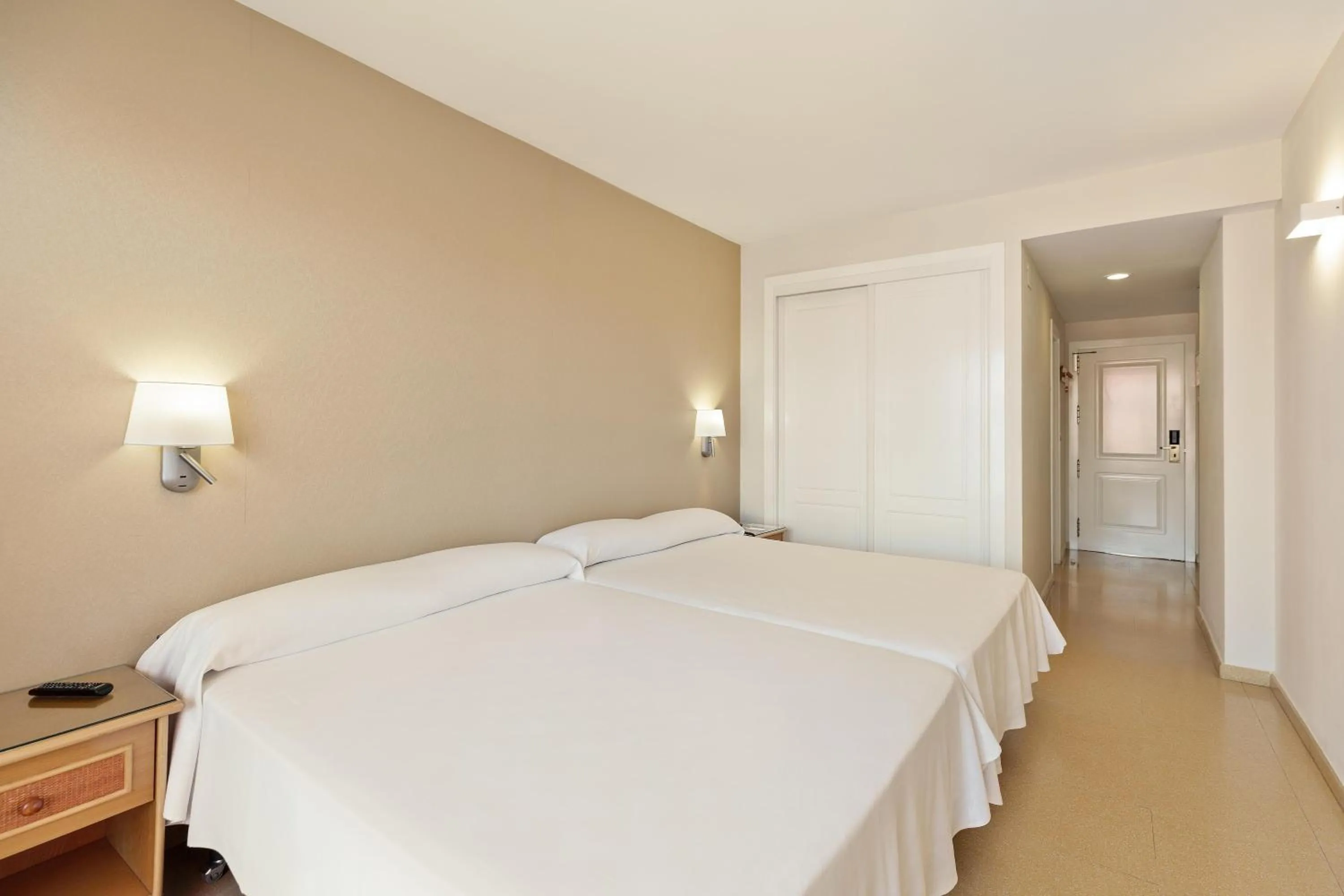 Photo of the whole room, Bed in Hotel Best Roquetas