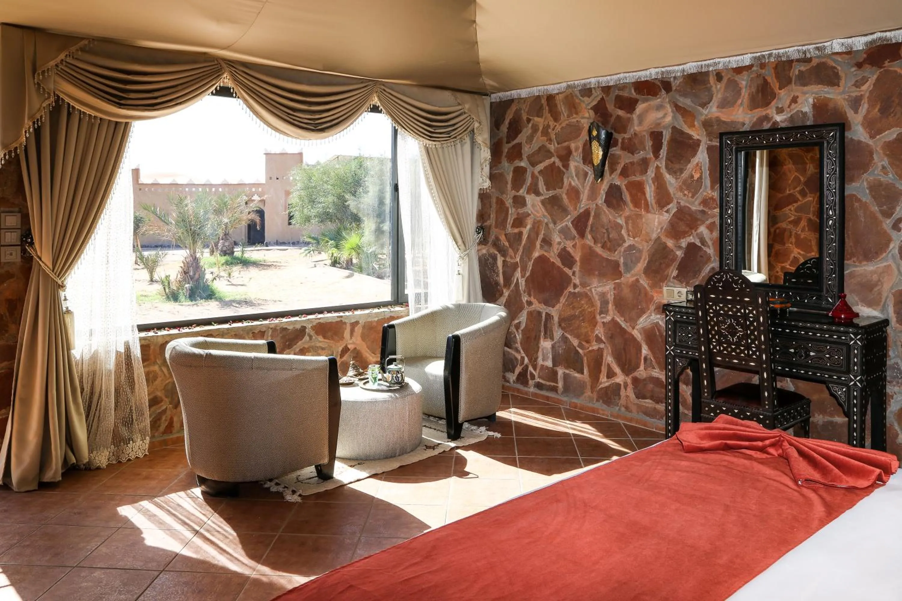 Photo of the whole room, Bed in Yakout Merzouga Luxury Camp