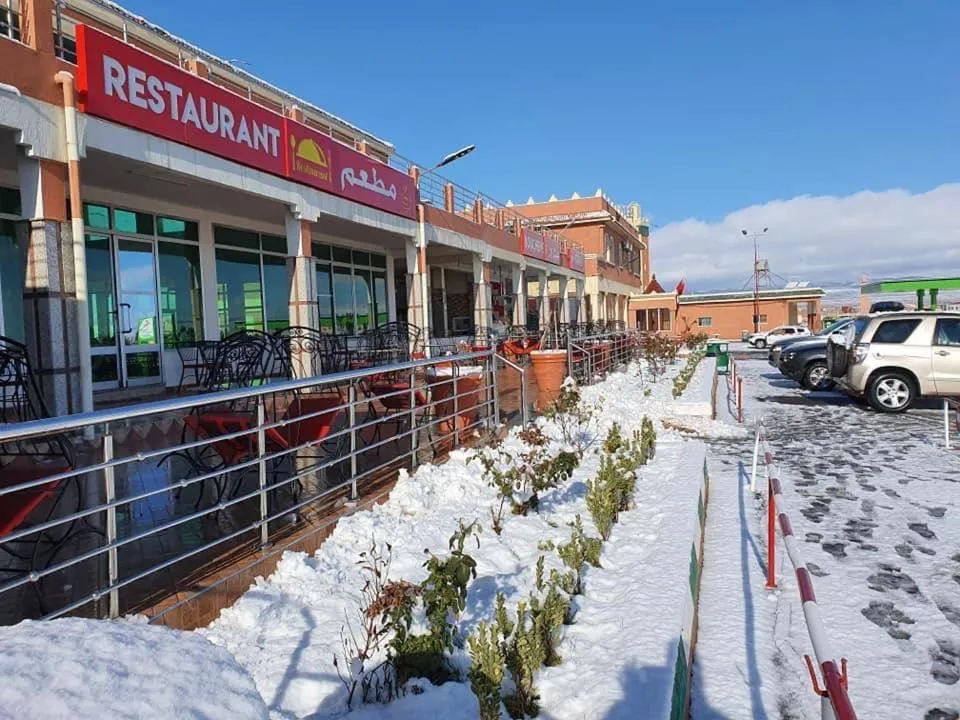 Restaurant/places to eat in HOTEL LA POMME ZAIDA