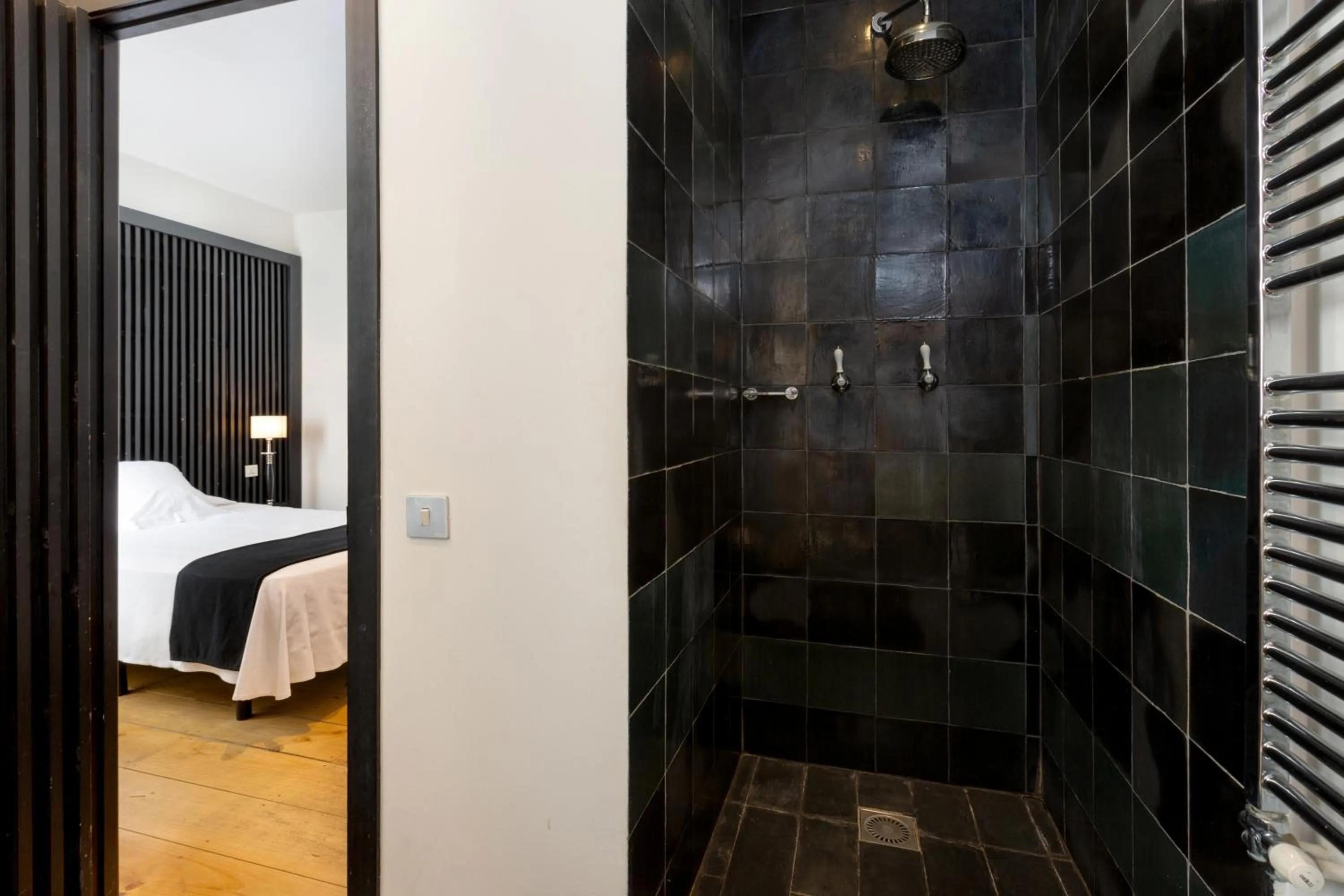 Bathroom, Bed in Hotel Market