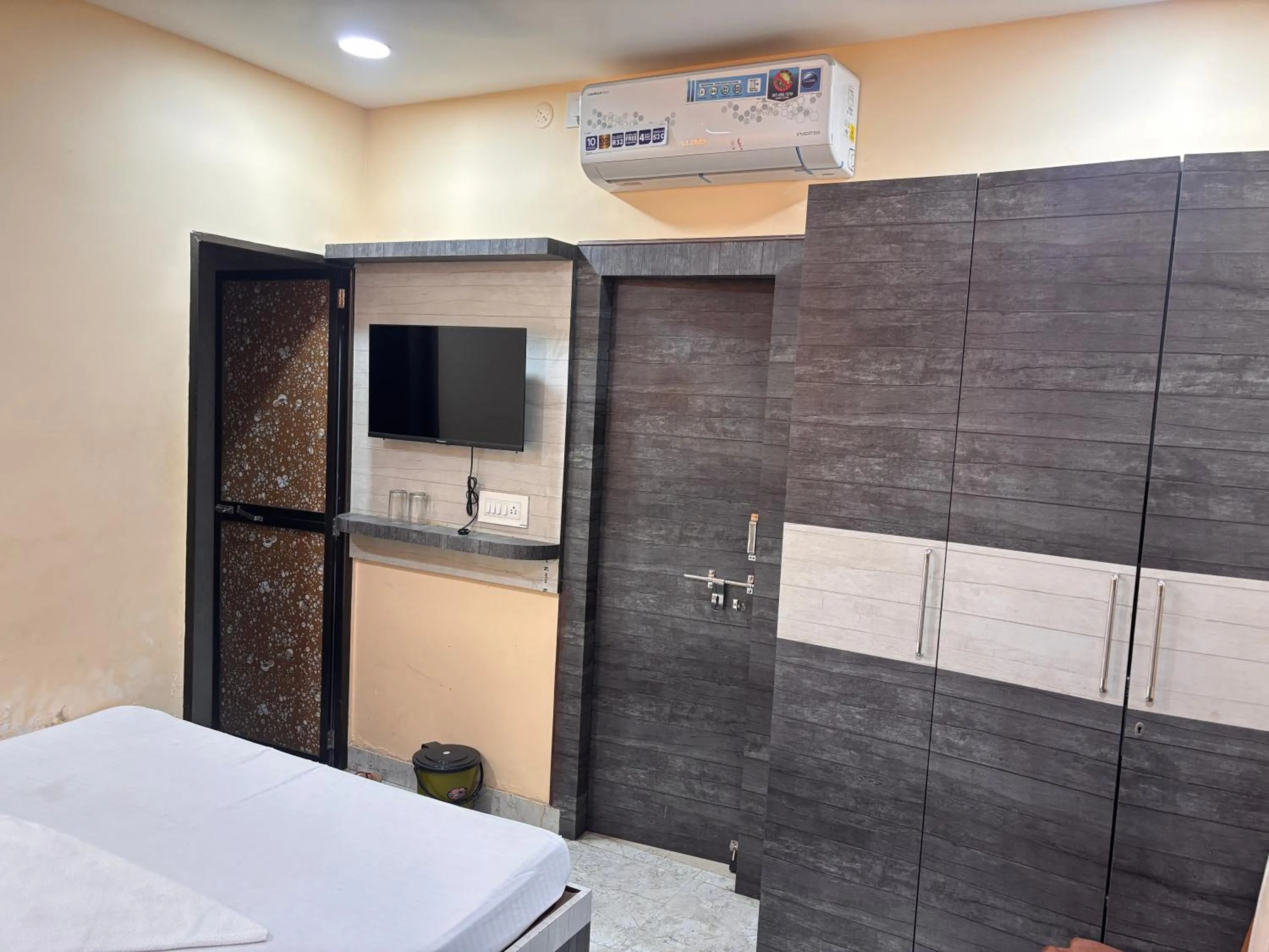 air conditioner, Bed in HOTEL MANORAMA PALACE