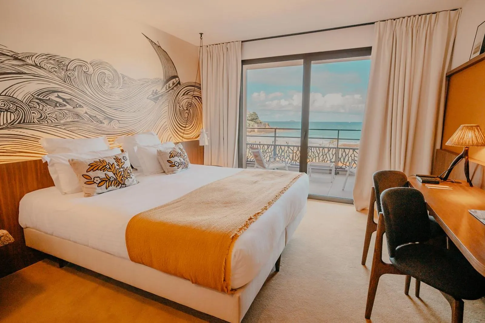 Bed in Hôtel Roz Marine Thalasso Resort