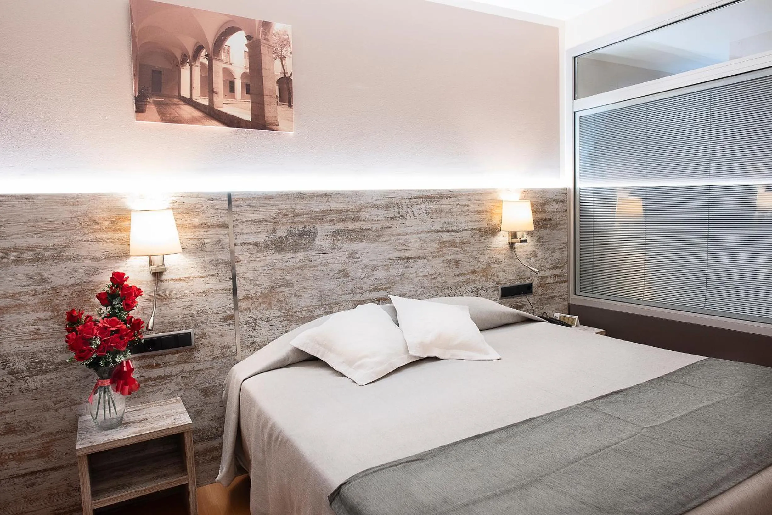 Property building, Bed in Hotel Palau de Girona