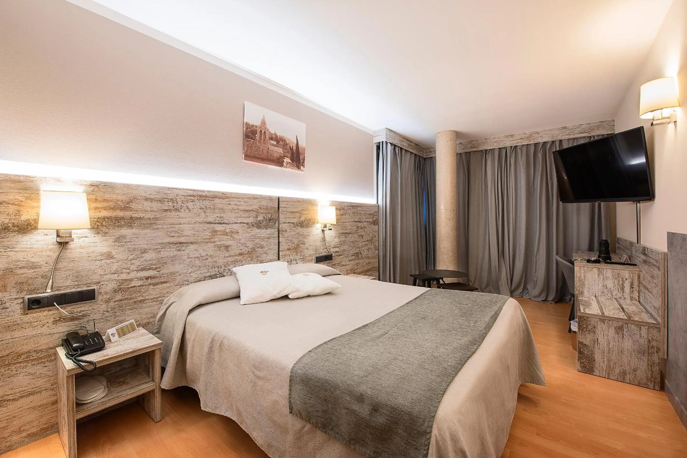 Bed in Hotel Palau de Girona