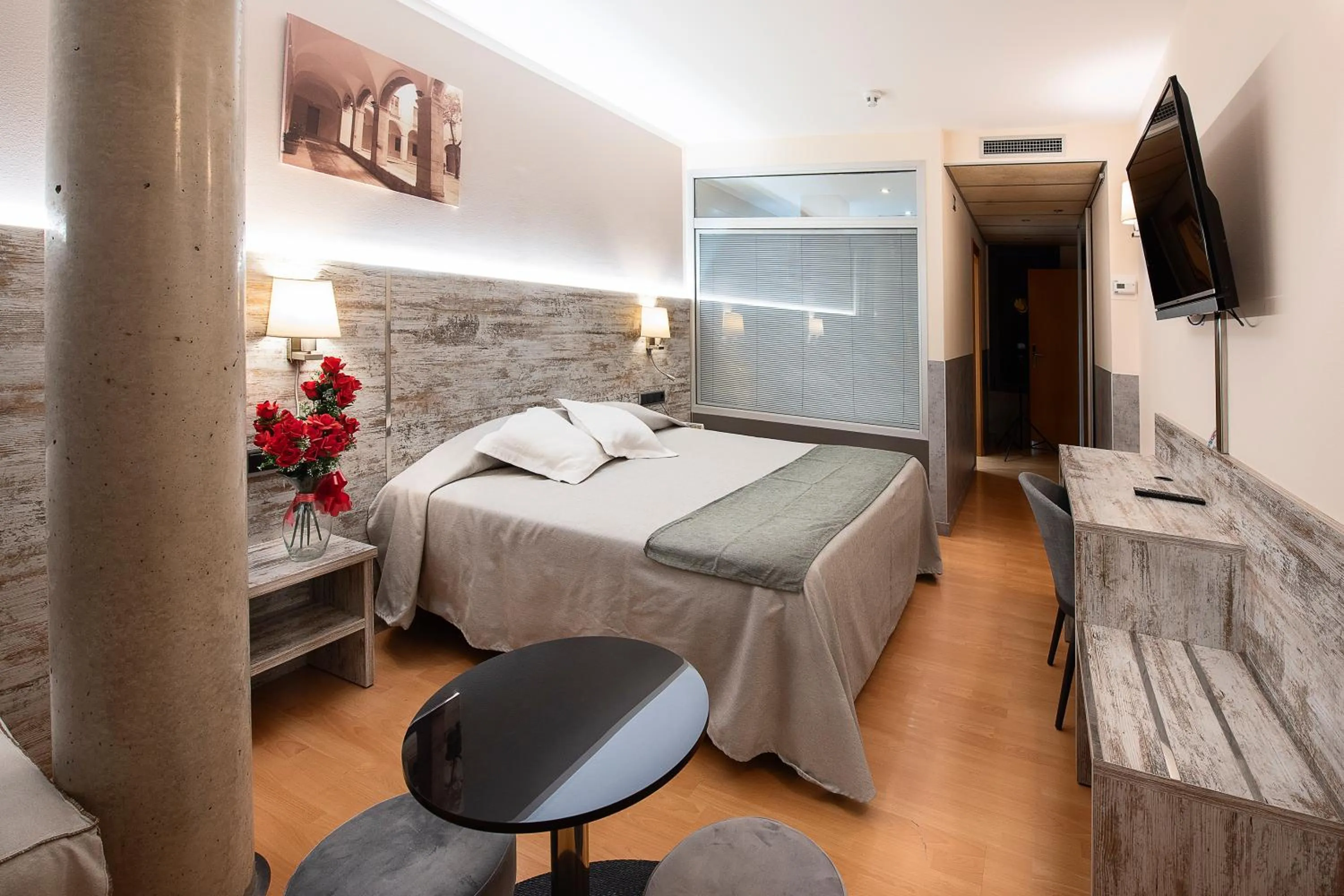 Property building, Bed in Hotel Palau de Girona