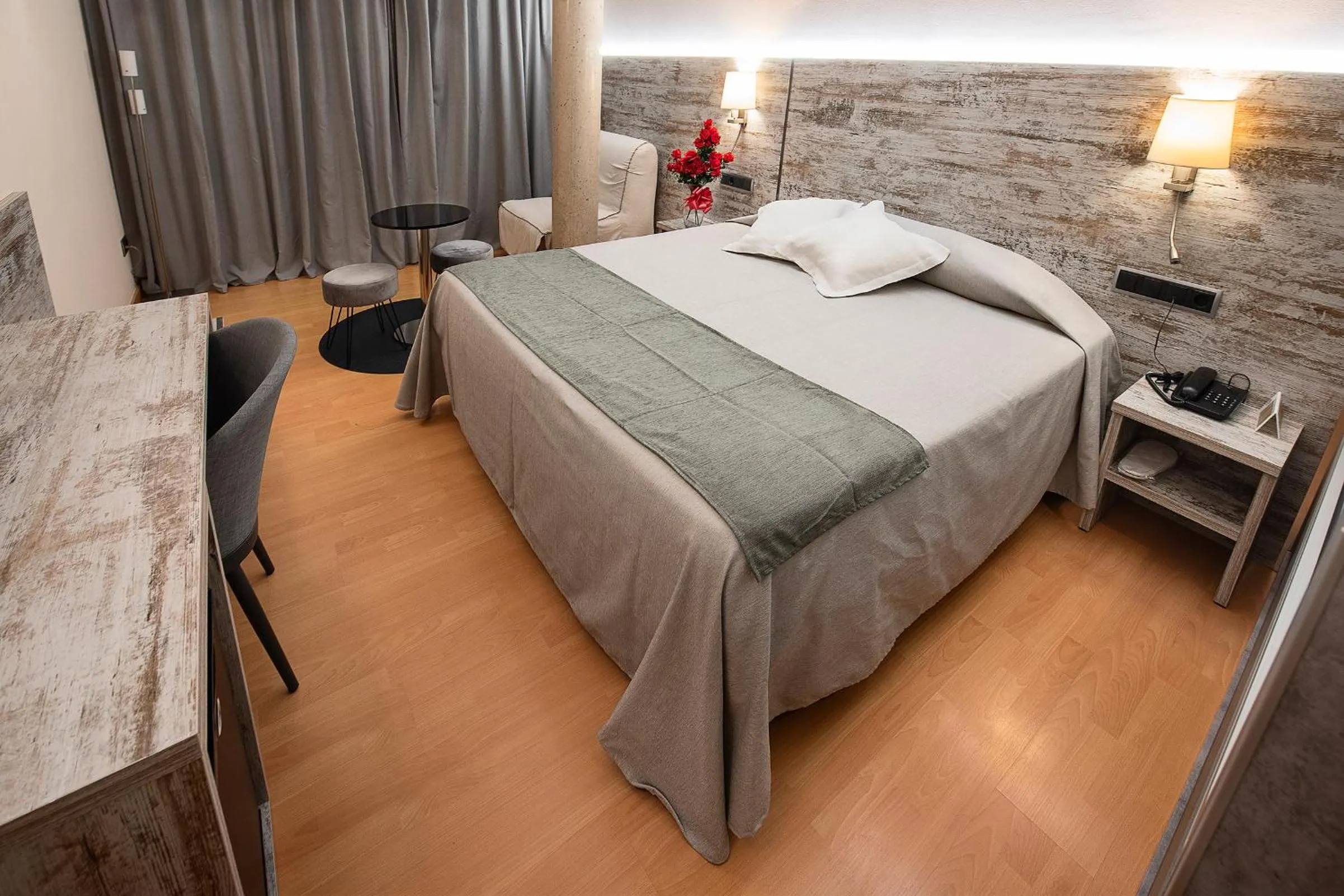 Property building, Bed in Hotel Palau de Girona