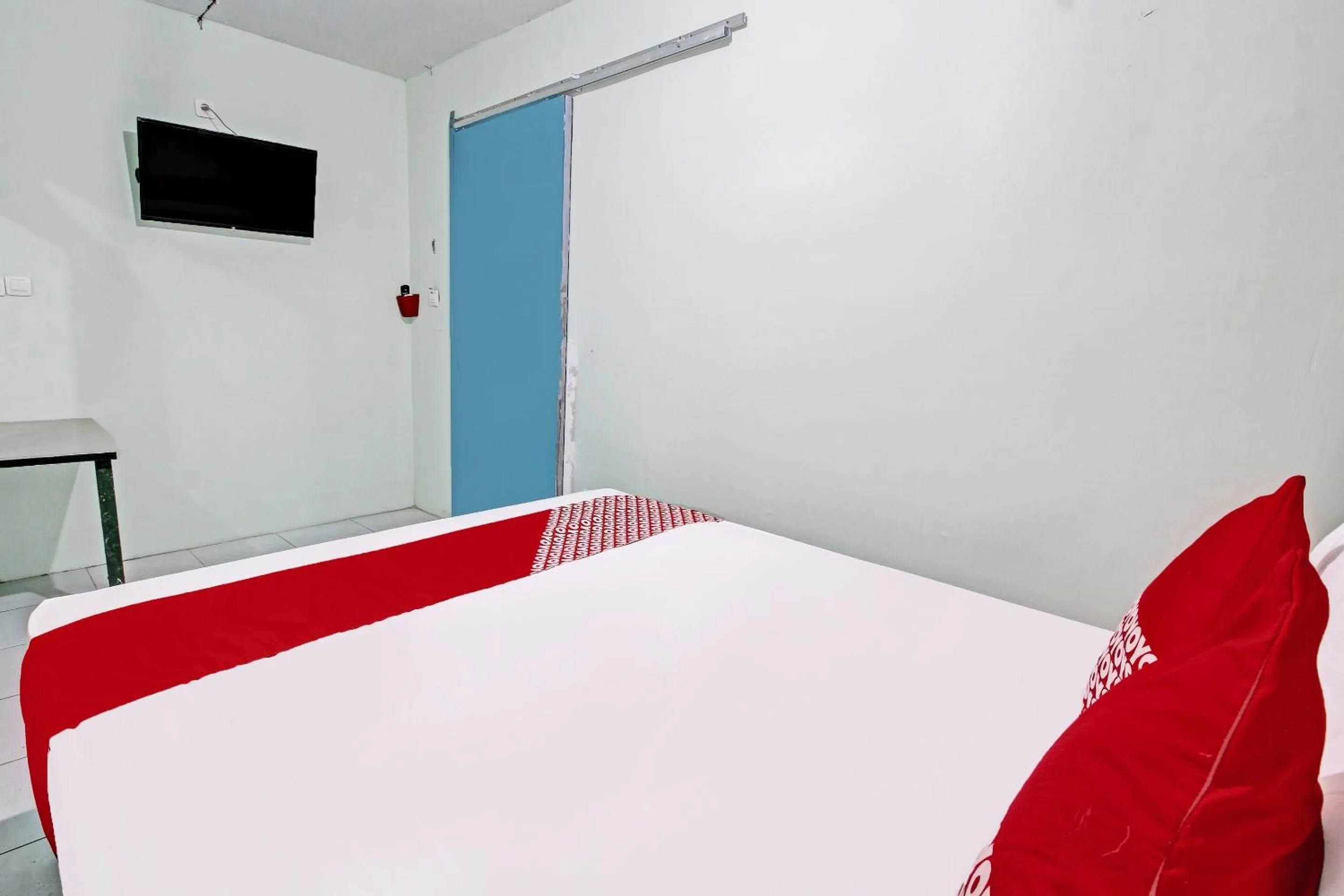 Bedroom, Bed in OYO Life 92032 Utama Hotel & Karaoke