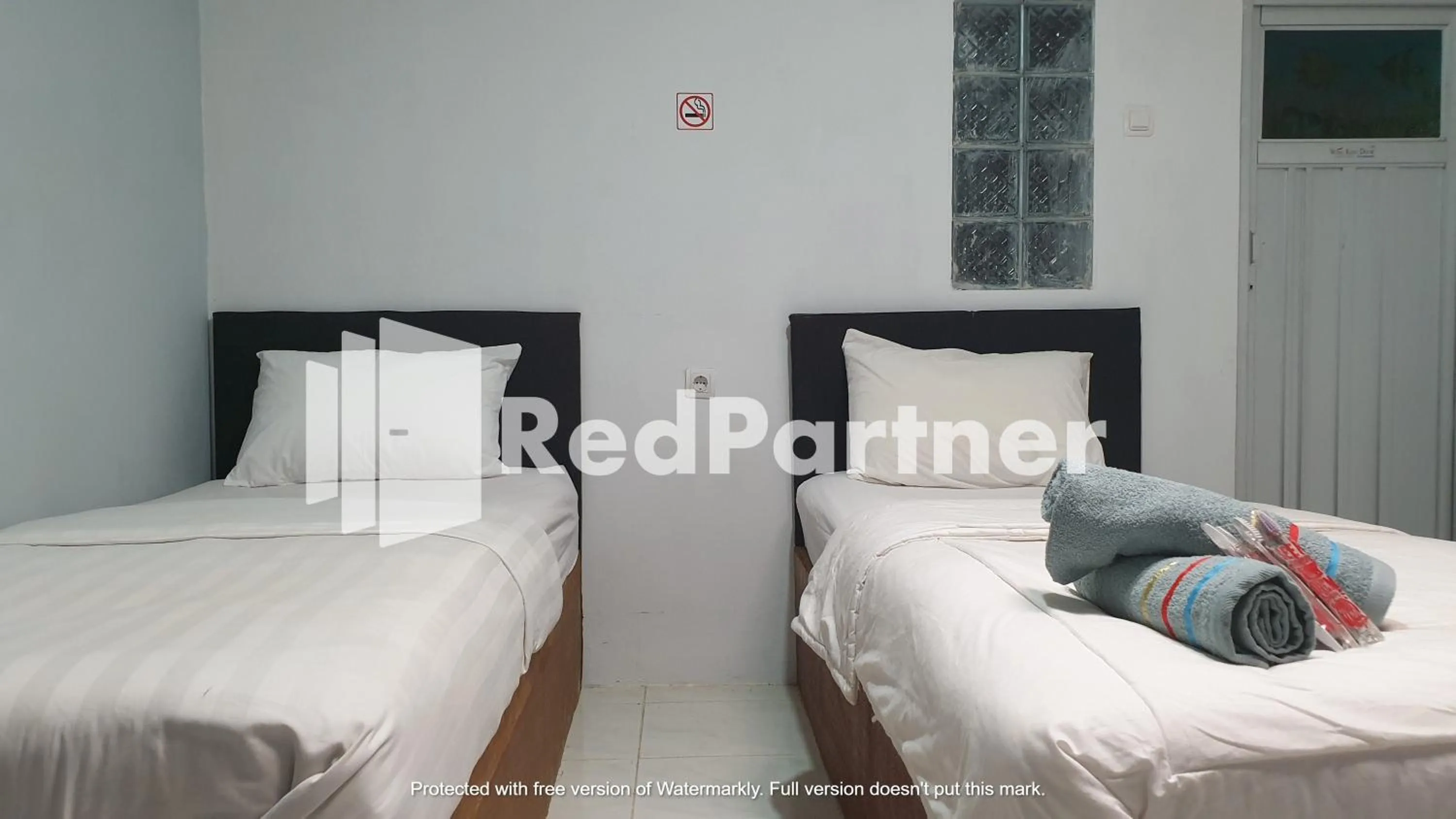 Bedroom, Bed in RedDoorz near Lippo Mall Yogyakarta 3
