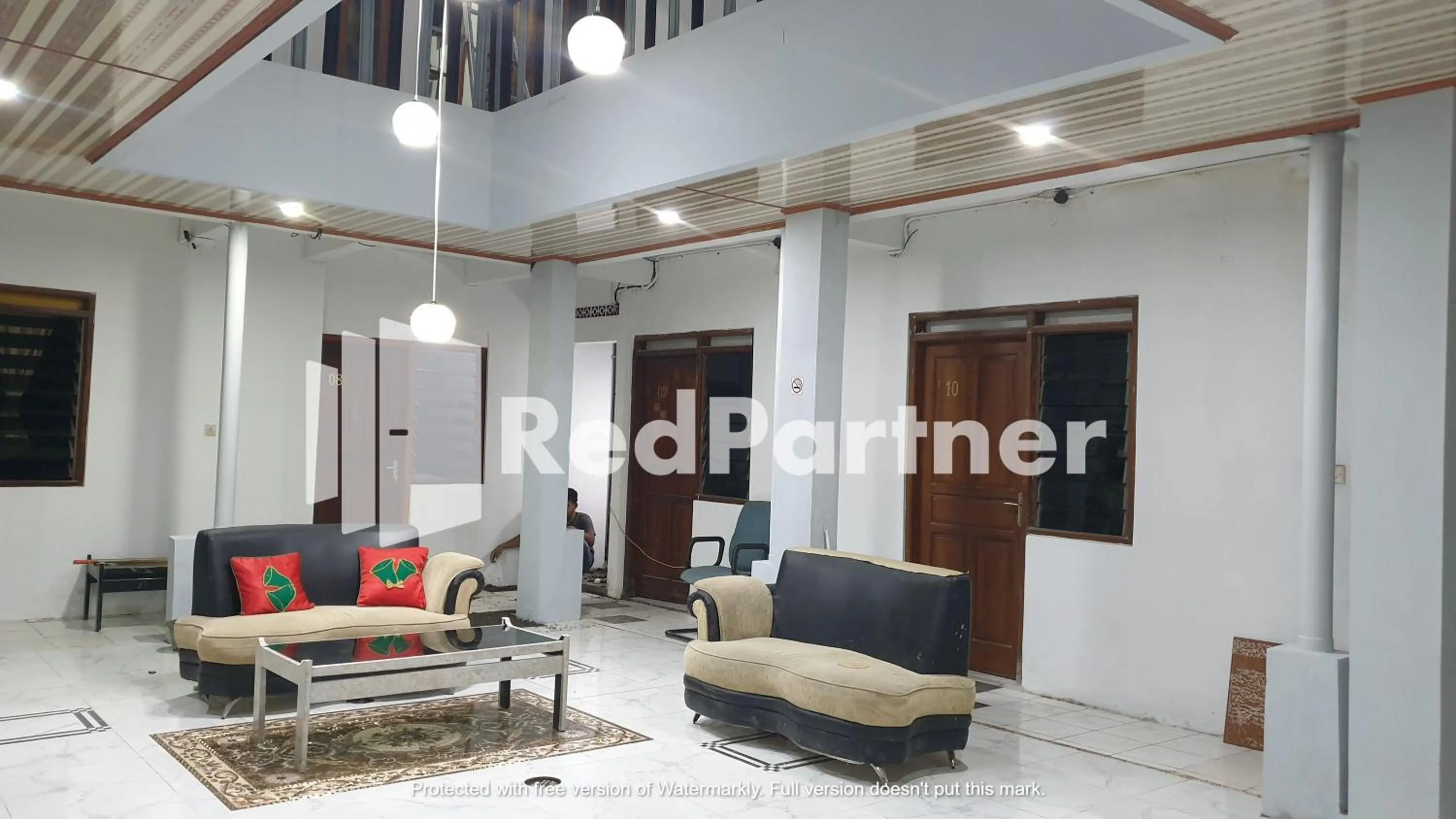Living room in RedDoorz near Lippo Mall Yogyakarta 3