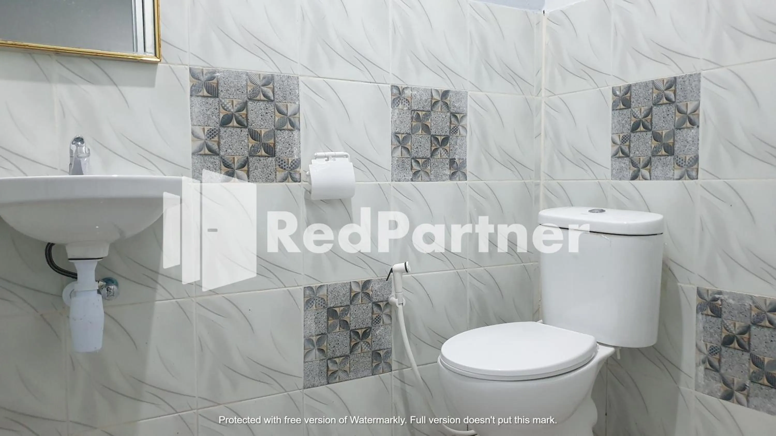 Bathroom in RedDoorz near Lippo Mall Yogyakarta 3