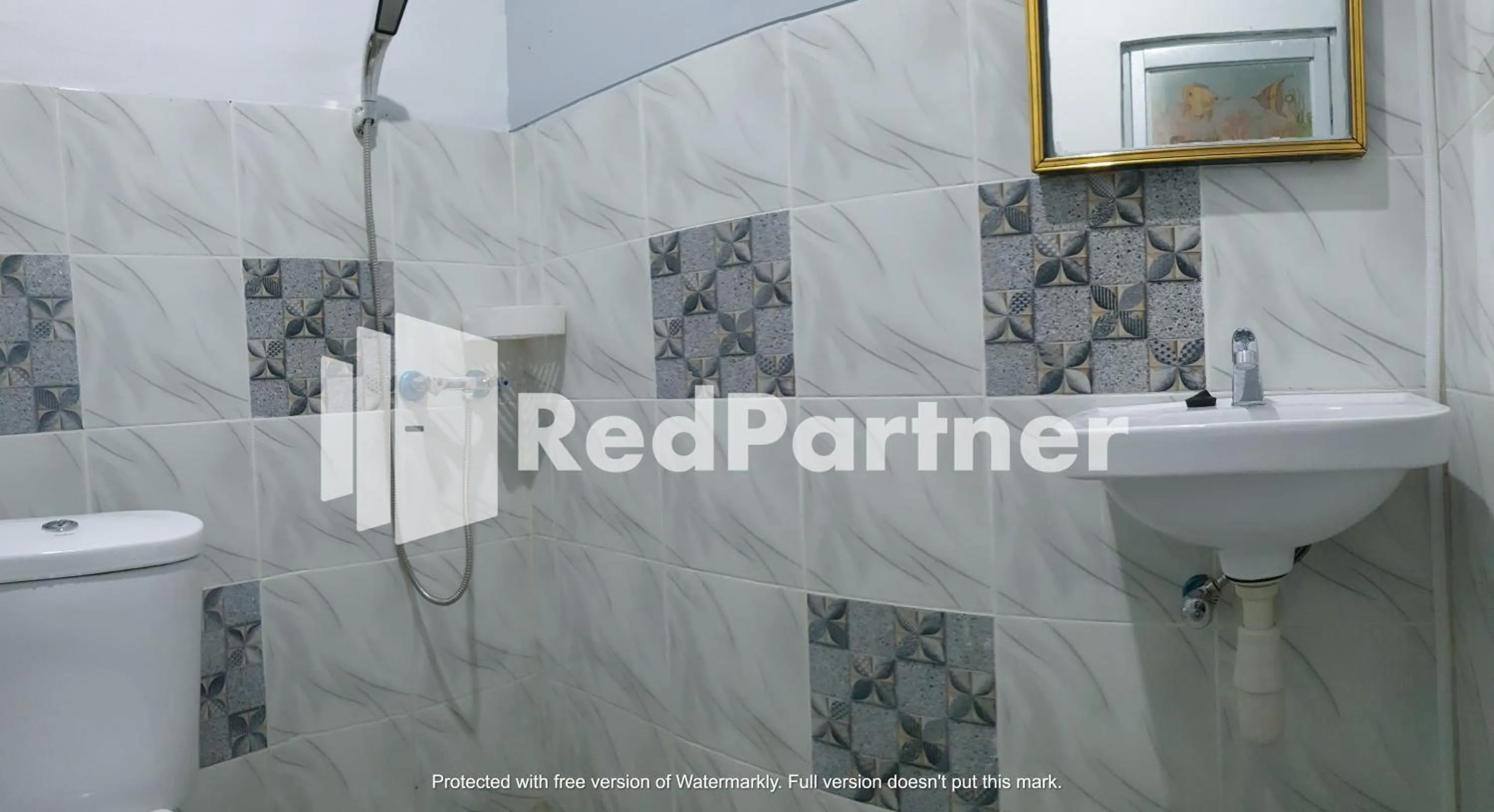 Bathroom in RedDoorz near Lippo Mall Yogyakarta 3