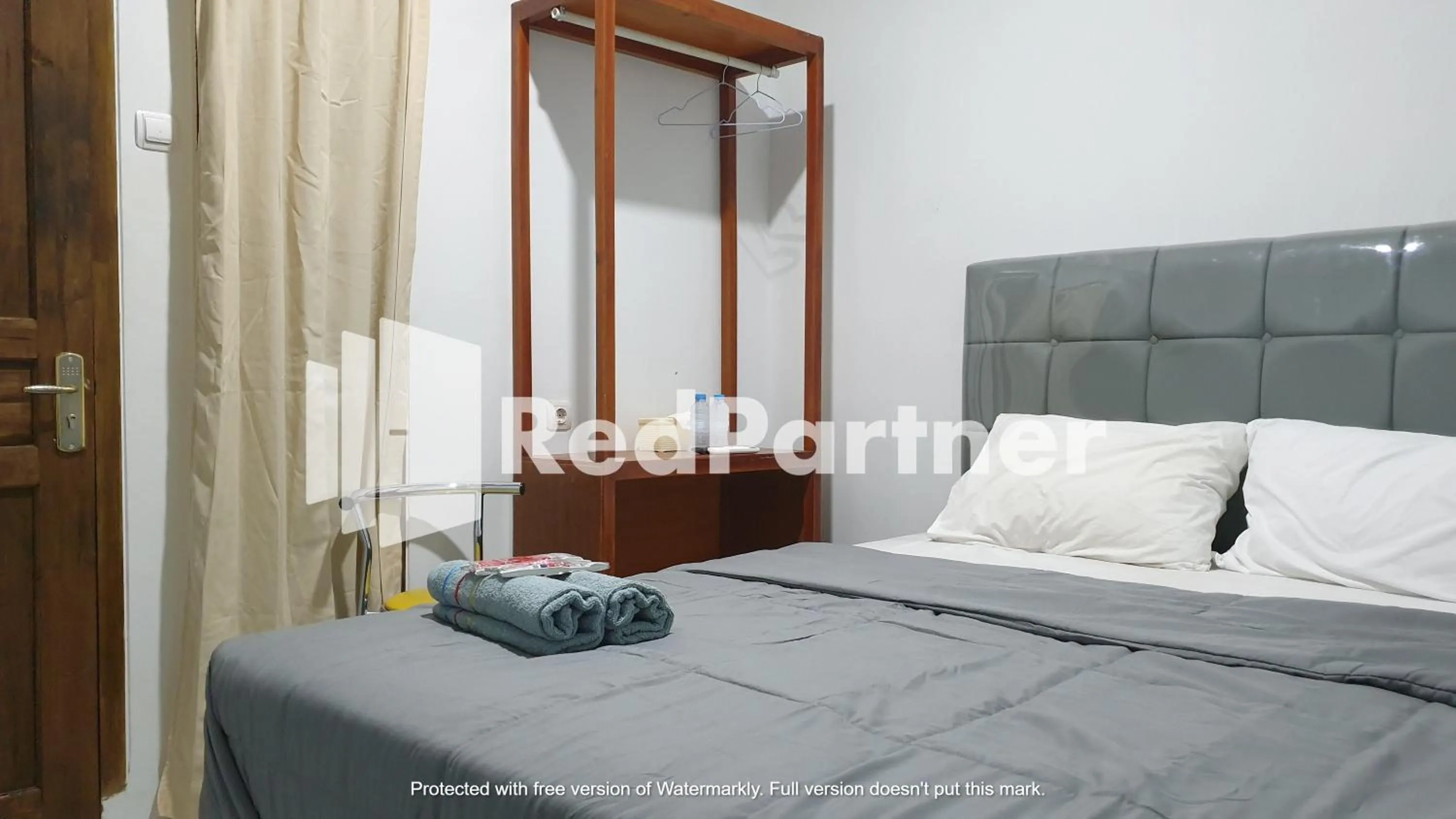 Bedroom, Bed in RedDoorz near Lippo Mall Yogyakarta 3