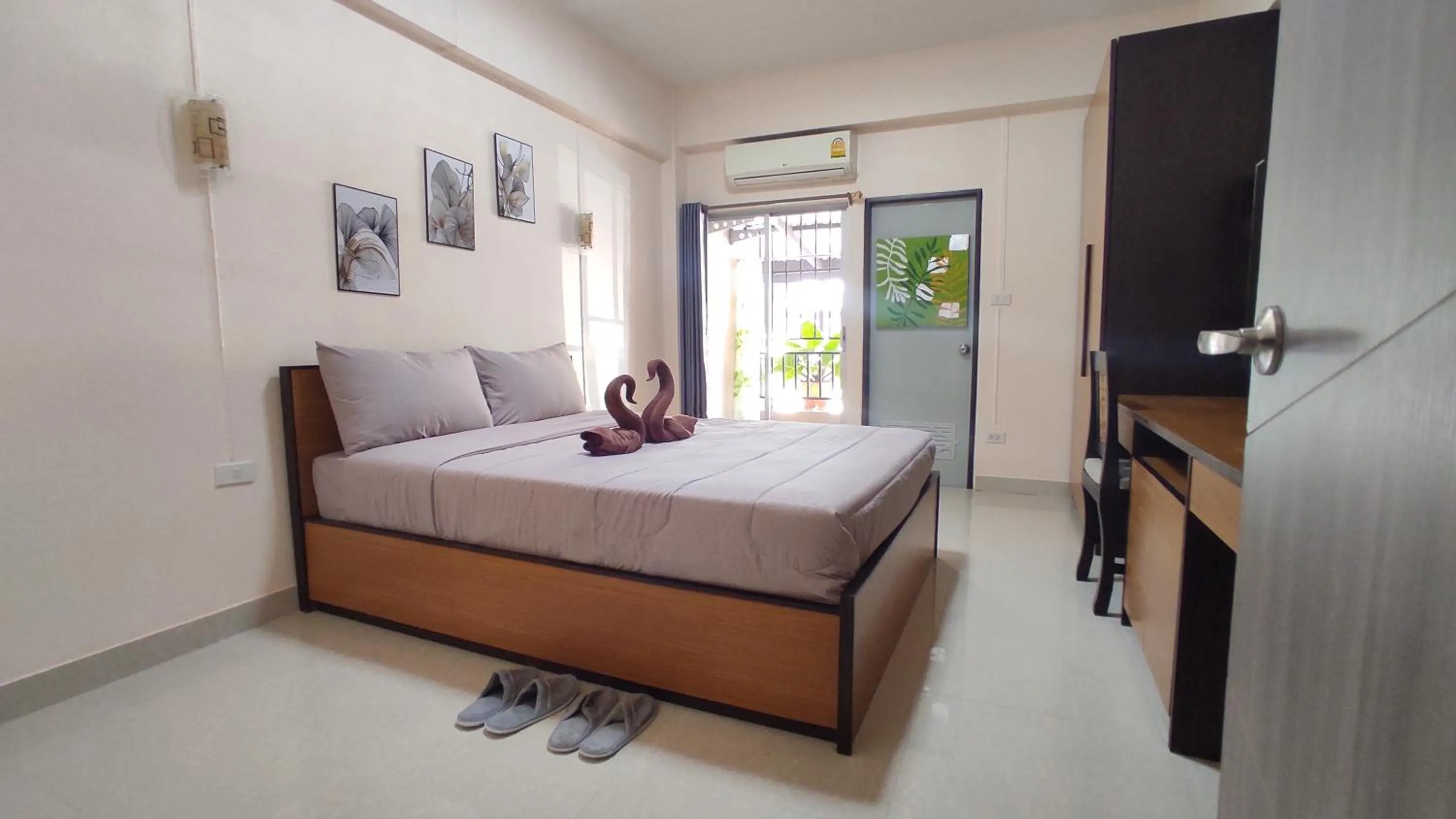 Photo of the whole room, Bed in 66 Apartment