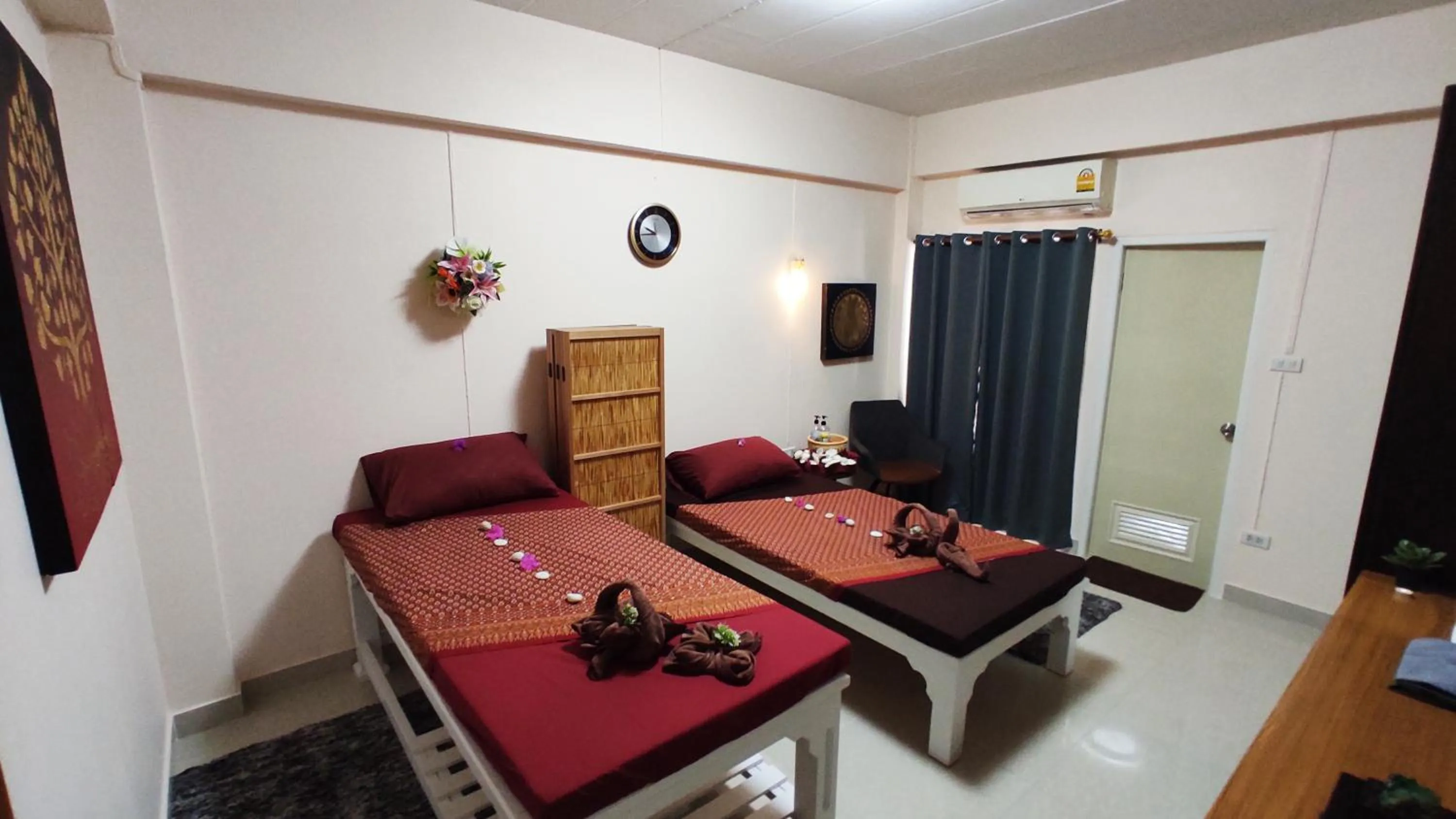 Spa and wellness centre/facilities, Bed in 66 Apartment