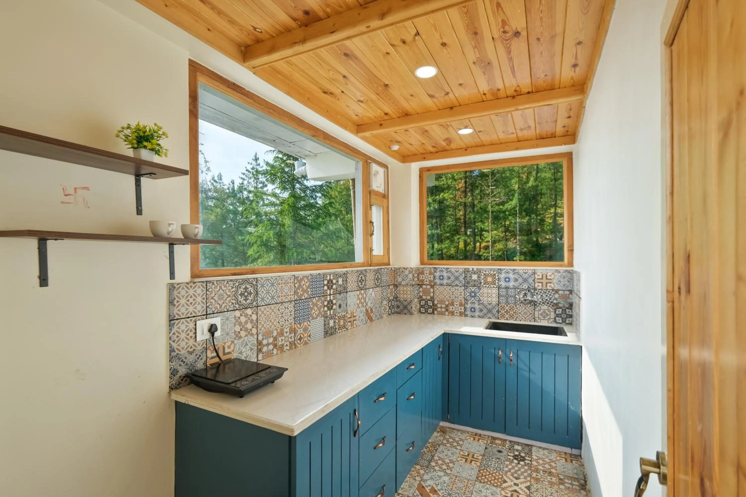 Kitchen or kitchenette in Jomotel Dayaar - An Apple Orchard Villa